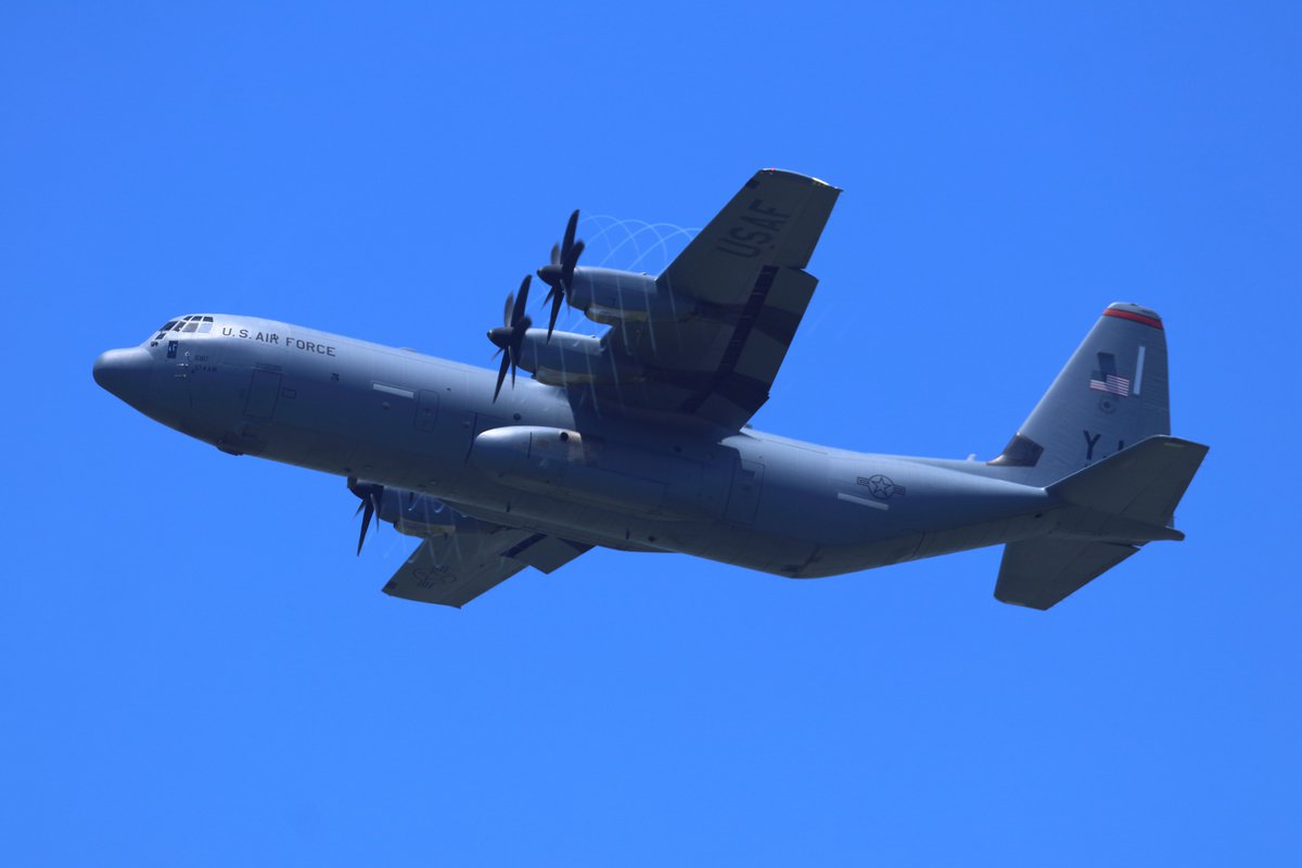 somat_ta's tweet photo. 嘉手納基地で撮ったUSAFのC-130 Hercules 15-5817
プロペラからからベイパー出てる写真が高確率で撮れますね!
離陸は歩道橋から、着陸は道の駅かでなから撮りました
#LockheedMartin
#C_130
#C130
#Hercules
#USAF
#UnitedStatesAirForce
#RODN
#DNA
#嘉手納基地
#道の駅かでな https://t.co/Y9teyaWatO