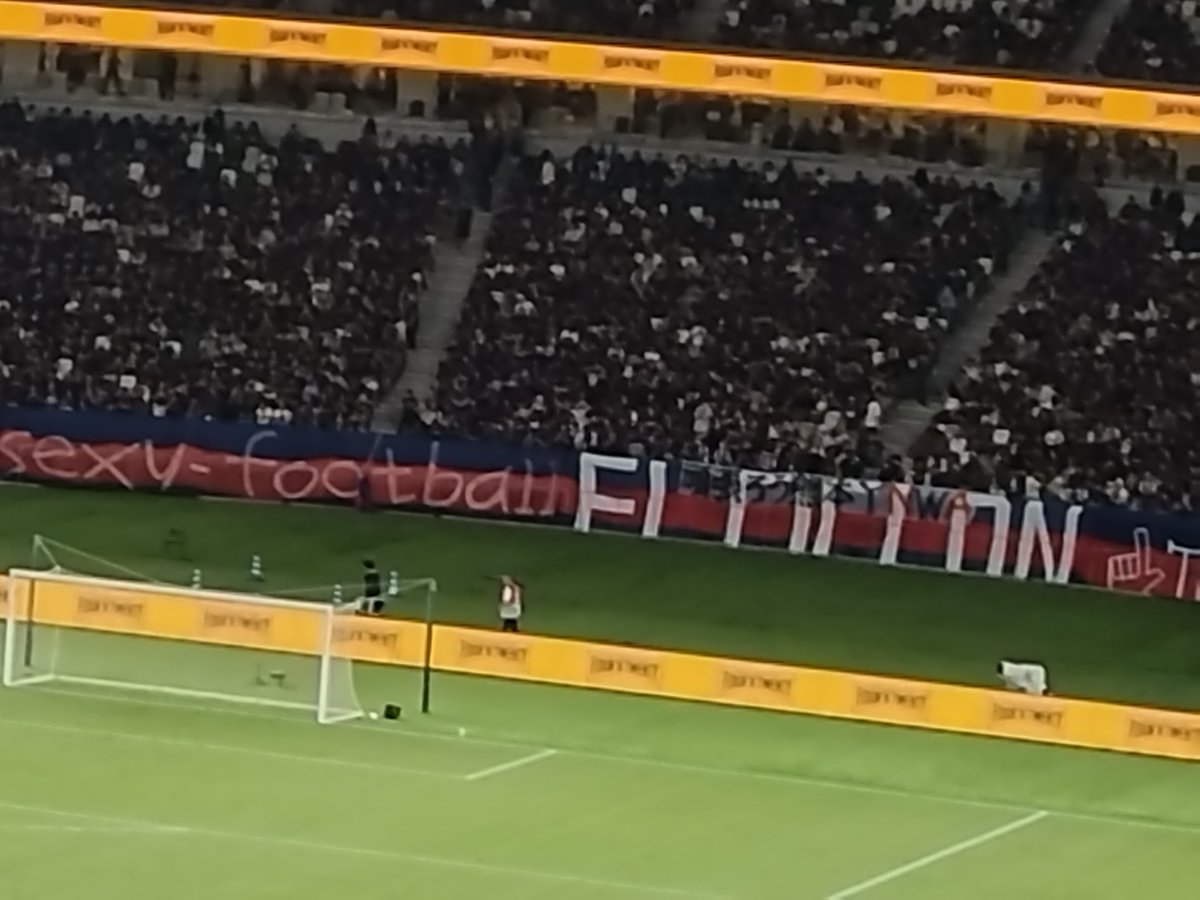codename_mk's tweet photo. 雷警報で一時中断⚡️
「頑張ろう熊本」の横断幕✨
国際親善試合
#FC東京 0-1 #ボルシアドルトムント https://t.co/4t4AEV2klE