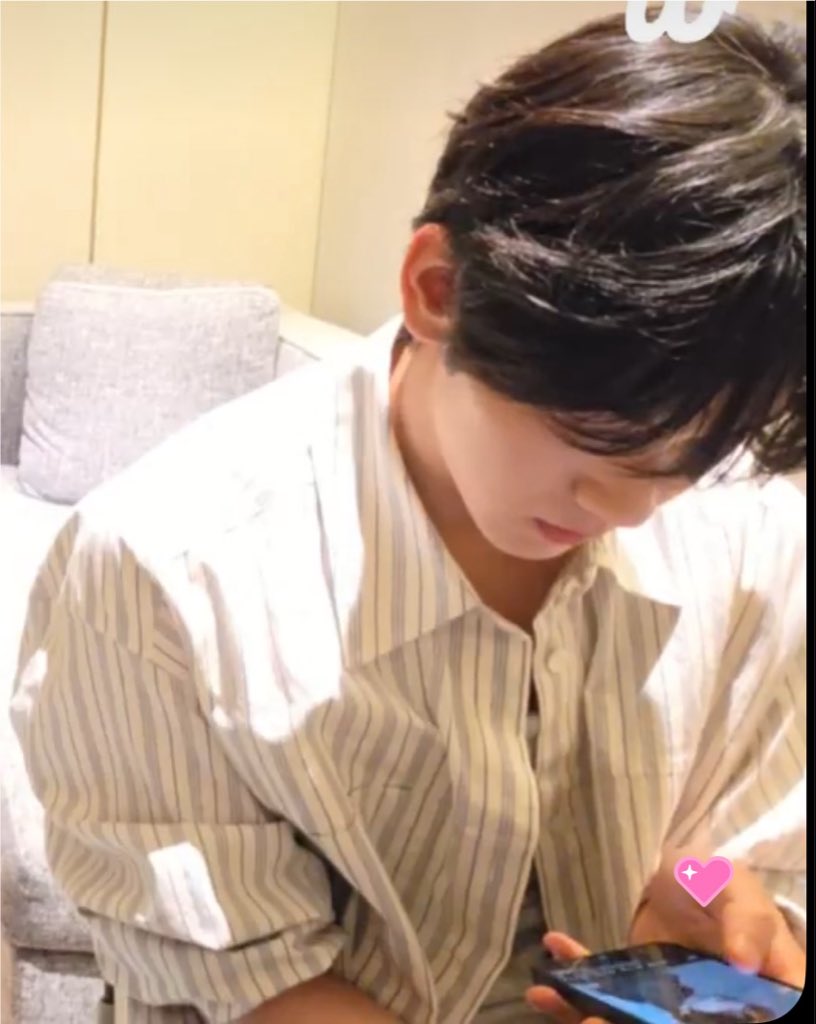 sgyubnny's tweet photo. soobin scrolling through beomgyu’s instagram feed 😵‍💫 https://t.co/VAHXcibdJP