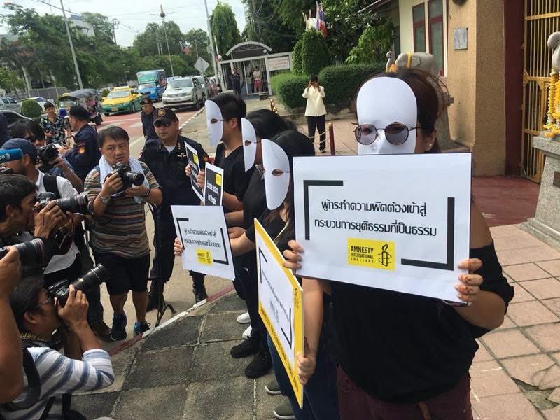 RedSkullxxx's tweet photo. ไทยปัจจุบันยังเป็นประเทศที่มีการใช้โทษประหารชีวิตอยู่ โดยประหารครั้งก่อนคือปี 2552 และปี 2561 ทิ้งช่วงห่างกันเก้าปี ถ้าเกิน 10 ปี นานาชาติจะถือว่าเราเป็นประเทศที่งดเว้นโทษประหารในทางปฏิบัติ

เคสล่าสุดในปี 2561 คือนายธีรศักดิ์ หลงจิ  ซึ่งได้ก่อคดีสะเทือนขวัญไว้ในปี  2555 

โดยคนร้ายพร้อมกับพวกได้ขี่มอเตอร์ไซค์ไปพบเหยื่อที่สวนสาธารณะในเขตเทศบาลนครตรัง และได้ใช้มีดแทงผู้ตายที่เป็นเด็กนักเรียนชั้น ม. 5 อย่างเหี้ยมโหดถึง 24 แผลจนเสียชีวิต จากนั้นได้ชิงโทรศัพท์มือถือและกระเป๋าสตางค์ที่มีเงินสดอยู่ 2000 บาทไป

นายธีรศักดิ์ ถูกจับกุมได้สองวันหลังจากก่อเหตุ และนายคนนี้ก่อนที่จะก่อเหตุฆาตกรรมก็เคยถูกจับกุมมาในหลายคดีได้แก่คดียาเสะติด ครอบครองอาวุธปืน อีกทั้งยังมีพฤติกรรมรวมกลุ่มกันเป็นแก๊งและชิงทรัพย์นักเรียนในพื้นที่อำเภอเมืองตรังเป็นประจำ

ศาลชั้นต้นพิพากษาประหารชีวิต  ศาลอุทธรณ์ศาลฎีกาพิพากษายืนตามศาลชั้นต้น ในที่สุดนายธีรศักดิ์ก็ถูกประหารชีวิตด้วยการฉีดสารพิษเข้าร่างกายในวันที่ 18 มิถุนา 2561 ที่เรือนจำบางขวาง

หลังการประหารชีวิต องค์กรแอมเนสตี้ได้ออกแถลงการณ์คัดค้านการประหารชีวิตของนายธีร โดยระบุว่าเป็นการละเมิดสิทธิที่จะมีชีวิตรอดอย่างน่าละอาย และเป็นเรื่องน่าตกใจที่ประเทศไทยละเมิดต่อพันธกิจที่เคยประกาศไว้ว่าเดินหน้าไปสู่การประหารชีวิต และทำตัวไม่สอดคล้องกับกระแสโลกซึ่งกำลังมุ่งหน้าออกจากโทษประหาร

ทางแอมเนสตี้ยังได้ประนามการประหารชีวิตนายธีรศักดิ์ว่าเป็นการลงโทษที่โหดร้ายและมนุษยธรรมและย่ำยีศักดิ์ศรี ของความเป็นมนุษย์ 

ภายหลังการประหารชีวิต นายธีรศักดิ์  สื่อได้ไปสัมภาษณ์ครอบครัวของเด็กนักเรียนที่เป็นผู้เสียชีวิต ทางครอบครัวระบุว่าพอใจในคำตัดสินของศาลและขอบคุณกระบวนการยุติธรรมที่คืนความยุติธรรมให้กับครอบครัวของเขา 

Cr: Drama-addict
