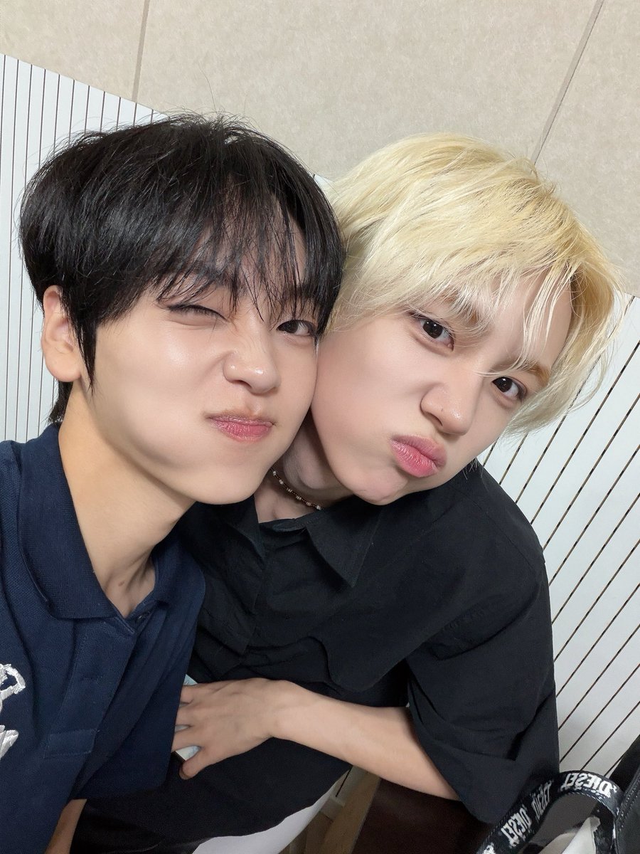 CRAVITY_twt's tweet photo. 우리 막내 미소년 덩 생일축하해🫧🫶
형이랑 사진 많이 찍자
#형준 #성민 #크래비티 #HAPPYSEONGMINDAY https://t.co/t14jvZyIh2