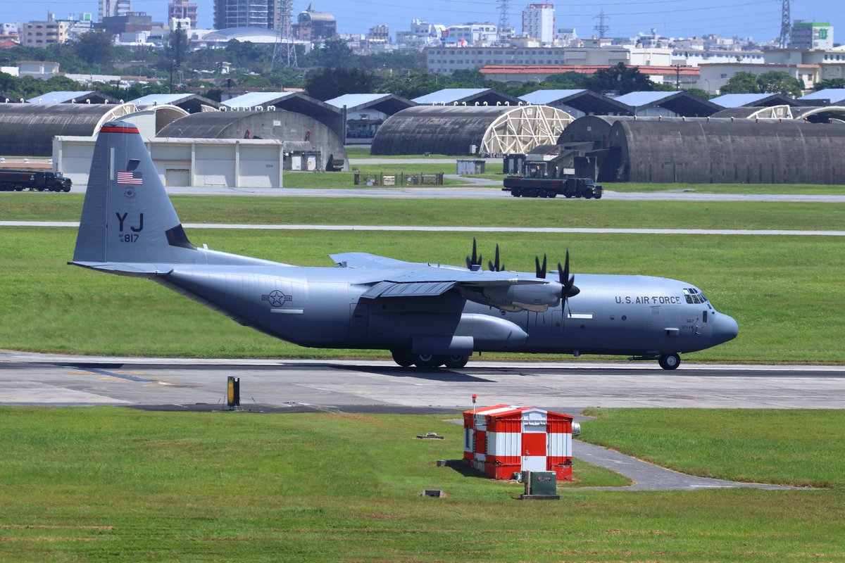 somat_ta's tweet photo. 嘉手納基地で撮ったUSAFのC-130 Hercules 15-5817
プロペラからからベイパー出てる写真が高確率で撮れますね!
離陸は歩道橋から、着陸は道の駅かでなから撮りました
#LockheedMartin
#C_130
#C130
#Hercules
#USAF
#UnitedStatesAirForce
#RODN
#DNA
#嘉手納基地
#道の駅かでな https://t.co/Y9teyaWatO