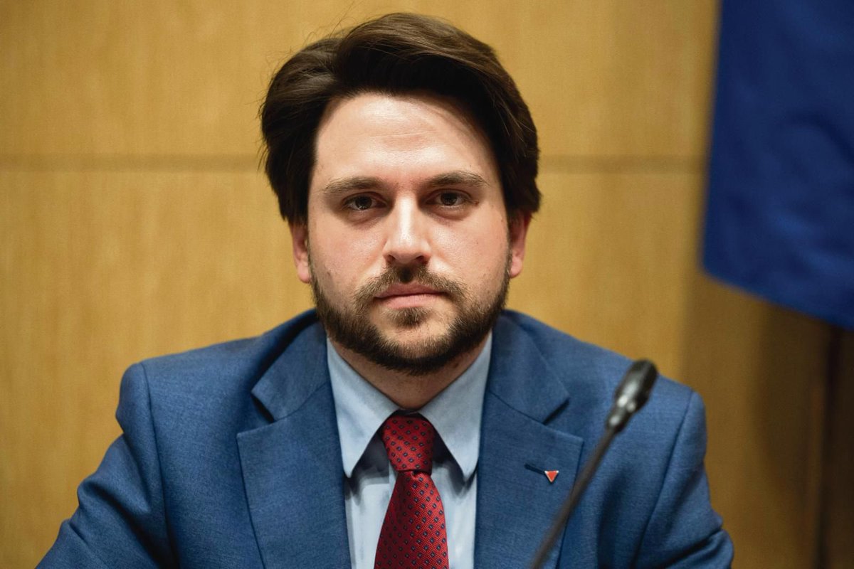 LesVraisFacts's tweet photo. 🚨 Bagneux : une enquête ouverte après les images du chien de police. 

Lors d’un contrôle, un jeune homme est maintenu au sol pendant qu’un agent lâche plusieurs fois le chien sur lui.

Le député LFI Aurélien Saintoul a signalé les faits au procureur.

Une enquête pour « violences volontaires commises par une personne dépositaire de l’autorité publique avec arme » est désormais en cours.

Un chien utilisé comme arme contre quelqu’un déjà maîtrisé, ce n’est pas du maintien de l’ordre.

C’est une violence qui doit être jugée.
La vidéo a circulé.
Maintenant, la justice doit faire son travail.
#Police #Bagneux #ViolencesPolicières #IGPN