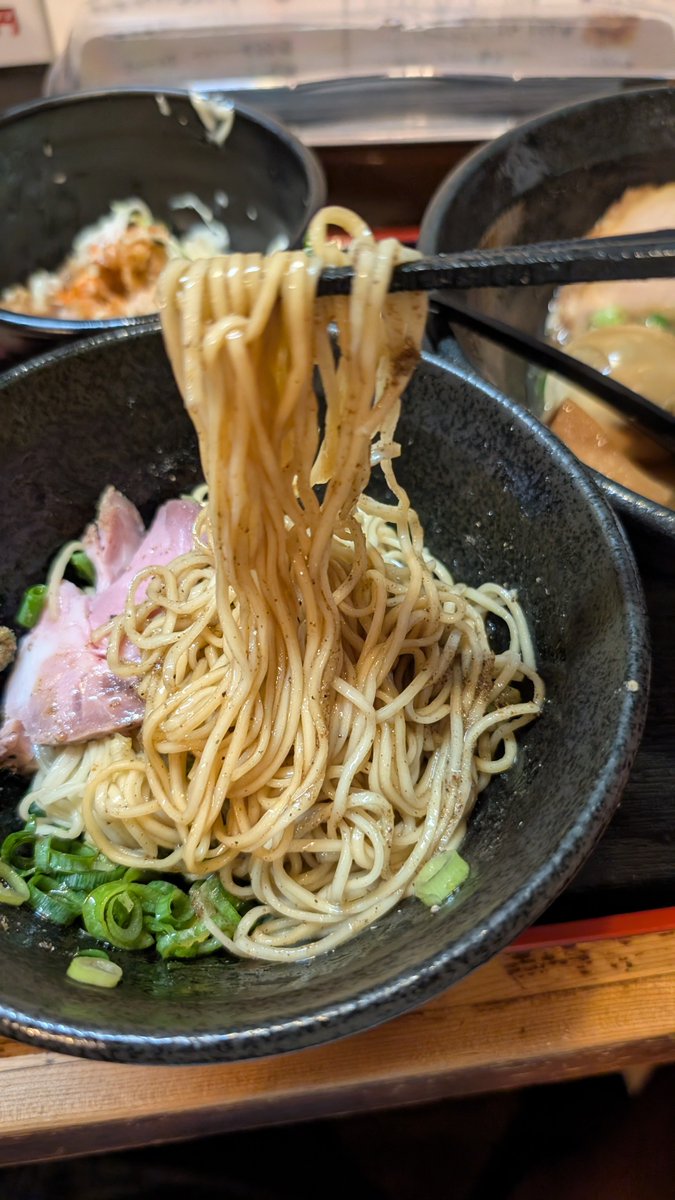ABuLA222's tweet photo. 夕べの一杯

#にぼしこいし
特性にぼこいラーメン

めっちゃクリアでどこまでもウオ。スープ美味すぎて替え玉にキープ。頼んだ和え玉ド濃厚魚々でスープの風味消し飛んだ…(知ってたら全然アリです多分そのままorスープチョイ足しが美味い🐟️✨)

にぼこぶ酢もgood👍
また食べたいラーメンです🙏✨ https://t.co/JCadGJLyL5