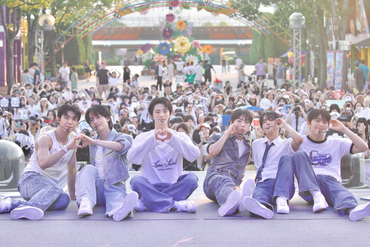 ONF_offcl's tweet photo. Special Busking in 서울랜드 w/ FUSE

#온앤오프 #ONF
#서울랜드 https://t.co/YGQBm9MS5b