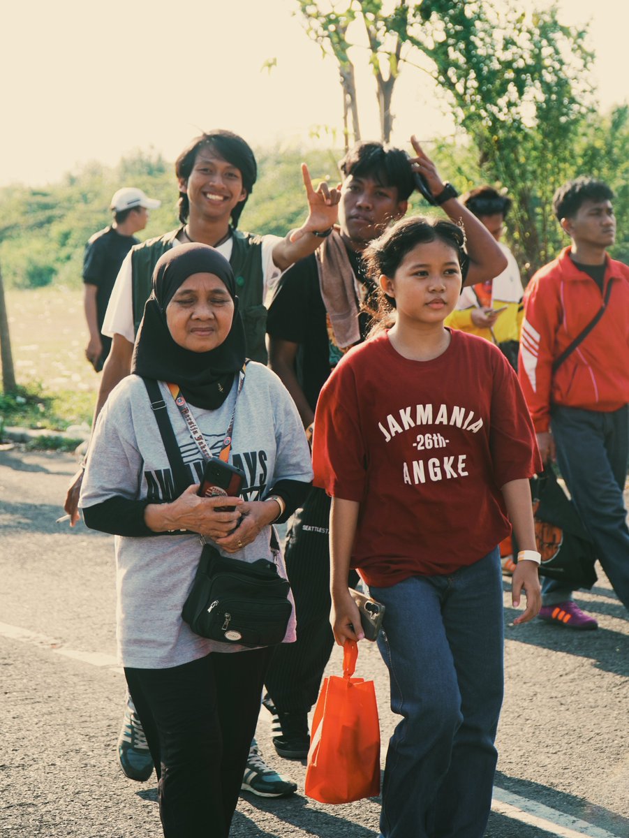 InfokomJakmania's tweet photo. Jarak yang begitu jauh antara Jakarta dan Surabaya tidak membuat beliau lelah untuk Persija. Perkenalkan semuanya, beliau bernama ibu Warsih, anggota aktif wilayah resmi the Jakmania Angke.

Ibu Warsih datang ke Surabaya dengan semangat yang bergelora, dalam usia yang sudah menginjak 63-tahun dengan sembilan cucu, beliau menjaga semangatnya untuk Persija.

Selain bersama rombongan, Ibu Warsih juga ditemani salah satu cucu tercintanya, Bilqis, 14 tahun, yang punya cita-cita menjadi pesepakbola wanita kelak.

Surabaya menjadi kota kedua buat Bilqis, sebelumnya Lampung menjadi pengalaman tur pertama kalinya bersama sang nenek.

"Selagi Ibu ada waktu dan kesempatan, ibu pasti hadir." Entah sudah berapa kali Ibu Warsih ikut tur bersama Pengurus Pusat the Jakmania, saat partai kandang, Ibu Warsih juga selalu hadir di setiap kesempatan.

Bagi generasi muda the Jakmania, Ibu Warsih menjadi salah satu contoh terbaik dalam menunjukkan cintanya bagi klub kebanggaan dengan tulus, menguatkan dirinya untuk selalu berdiri dan bernyanyi.

Usia Ibu Warsih memang senja, tapi selagi beliau mampu hadir. Tenaga dan cintanya tidak akan pernah habis untuk Persija.

#InfokomJakmania