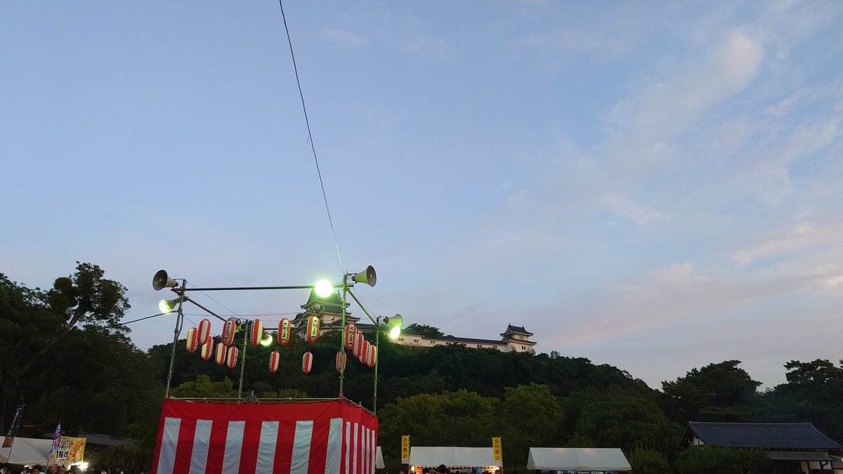 ReoTra810's tweet photo. 和歌山市では毎年8月の第一週の土曜日にぶんだら祭りが開催されるが、ここ数年は8月の第一週は日本各地いろんな場所に行っていたので、全くぶんだら祭りを見る事が出来なかったが、今年は令和になって初めてぶんだら祭りに行く事が出来た

昔に比べて屋台や人が減った様な気がしたが、気のせいかな? https://t.co/nCOaxl0BJL