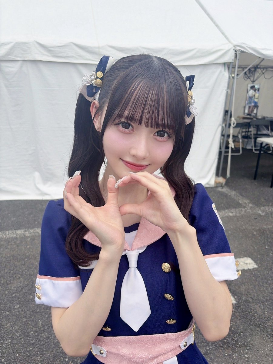 momonamatsumoto's tweet photo. おやすみコメントしてから寝てね😴

#TIF2026 この2日間で一日野外だったのでおめめさん日焼けしました👀ྀི
でもおめめの挨拶バッチリできてしあわせ♡

ファンの方も、ももぐみさんも熱いステージでとってもたのしかったぁ🩷ᩚ
配信ぐみさんも楽しんでくれたかな？

SMILE GARDENは #僕らの青 でタオル回してくれて最高でした！ありがとう☺︎

ぽるすばんぐみさん応援ありがとう🎀
#高嶺のなでしこ

どの衣装がすき？☺︎