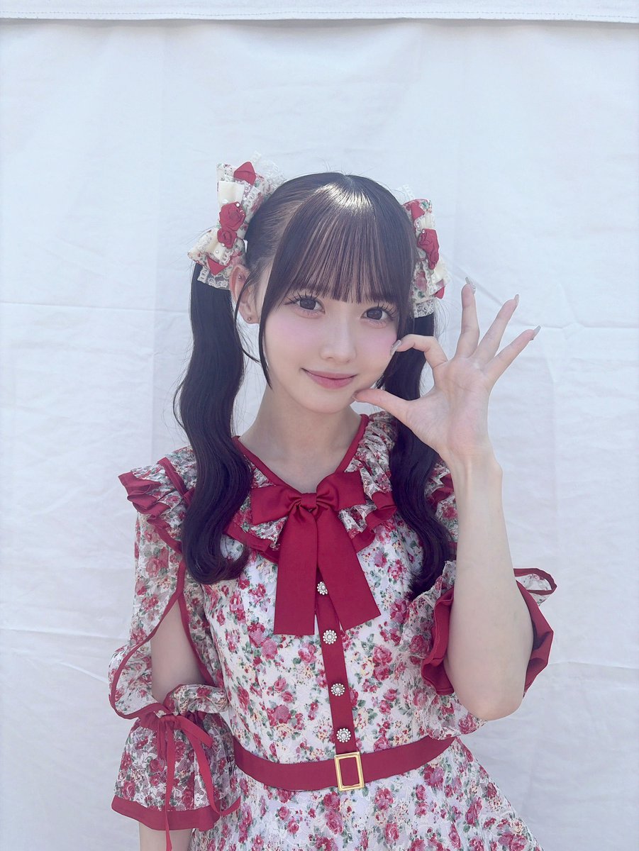 momonamatsumoto's tweet photo. おやすみコメントしてから寝てね😴

#TIF2026 この2日間で一日野外だったのでおめめさん日焼けしました👀ྀི
でもおめめの挨拶バッチリできてしあわせ♡

ファンの方も、ももぐみさんも熱いステージでとってもたのしかったぁ🩷ᩚ
配信ぐみさんも楽しんでくれたかな？

SMILE GARDENは #僕らの青 でタオル回してくれて最高でした！ありがとう☺︎

ぽるすばんぐみさん応援ありがとう🎀
#高嶺のなでしこ

どの衣装がすき？☺︎