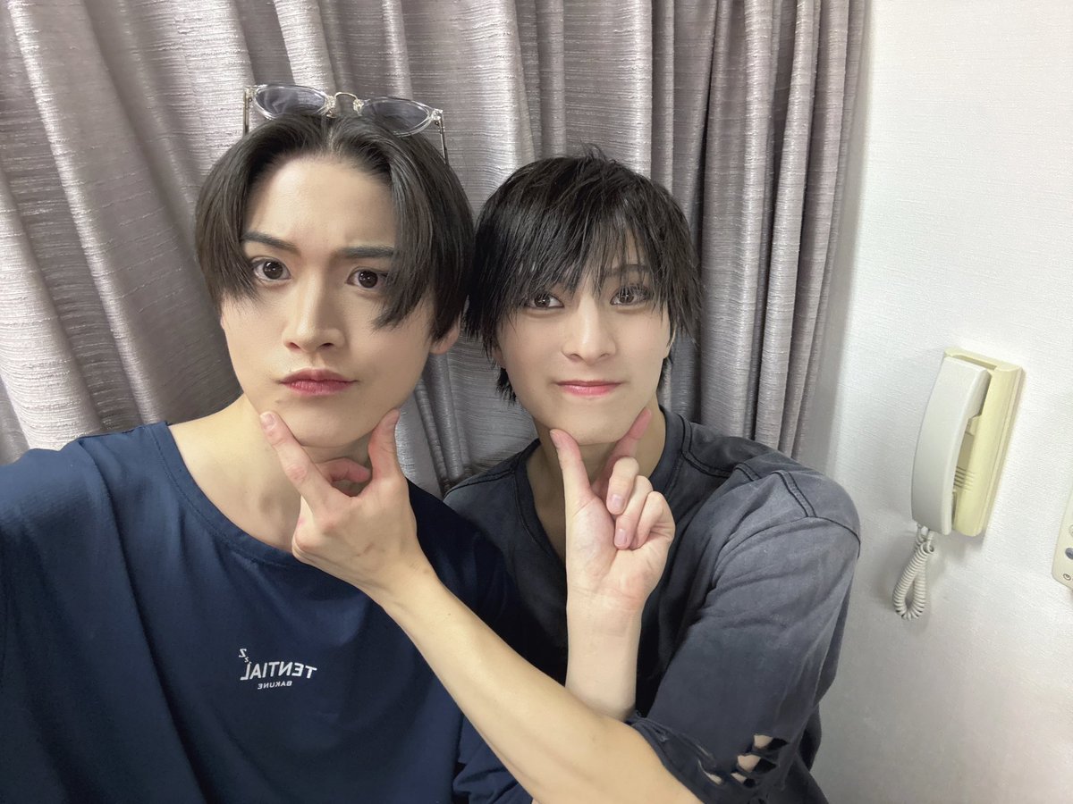 takeuchiyudai's tweet photo. ミュージカル『テニスの王子様』4thシーズン 全国大会 青学vs立海 前編 
マチソワありがとー！
むがきゅんと！
ほっぺおつまみしたよー
まじで優しい面白い先輩です！
#テニミュ https://t.co/pVgaQxPA5o