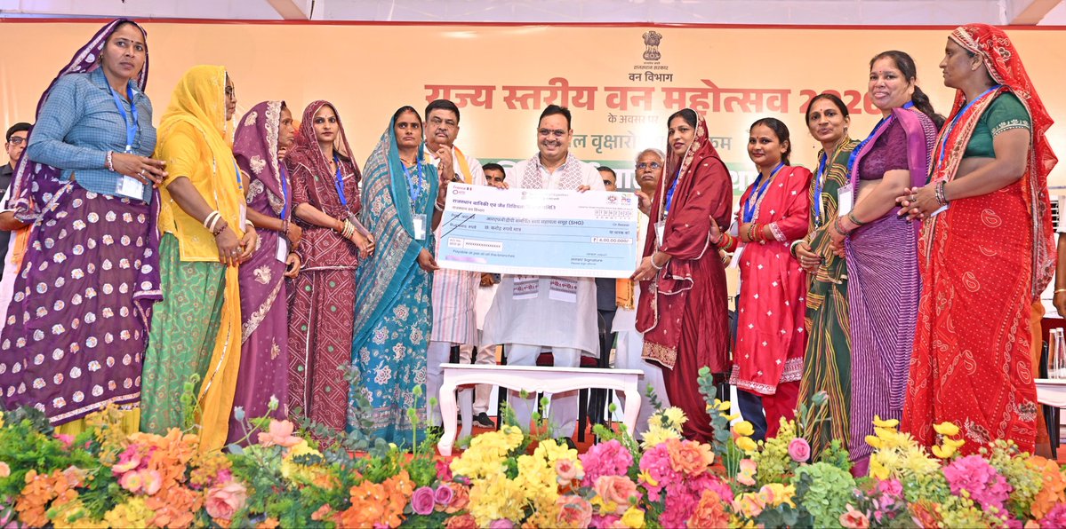 BhajanlalBjp's tweet photo. आज उदयपुर के दूध तलाई वन क्षेत्र (पिछोला) में आयोजित 'राज्य स्तरीय वन महोत्सव' के अवसर पर आयोजित जनसभा को संबोधित किया। इस दौरान प्रदेशवासियों से प्रकृति संरक्षण हेतु अधिक से अधिक पौधे लगाने तथा उनके संवर्धन का संकल्प लेने का आह्वान किया।

इस अवसर पर स्वयं सहायता समूह की बहनों को ₹6 करोड़ की प्रोत्साहन राशि का चेक भी वितरित किया।

आदरणीय प्रधानमंत्री श्री @narendramodi जी के 'एक पेड़ माँ के नाम' अभियान और ‘हरियालो राजस्थान’ से जुड़कर आइए, हम सब मिलकर अपनी धरा को हरा-भरा और समृद्ध बनाएं।