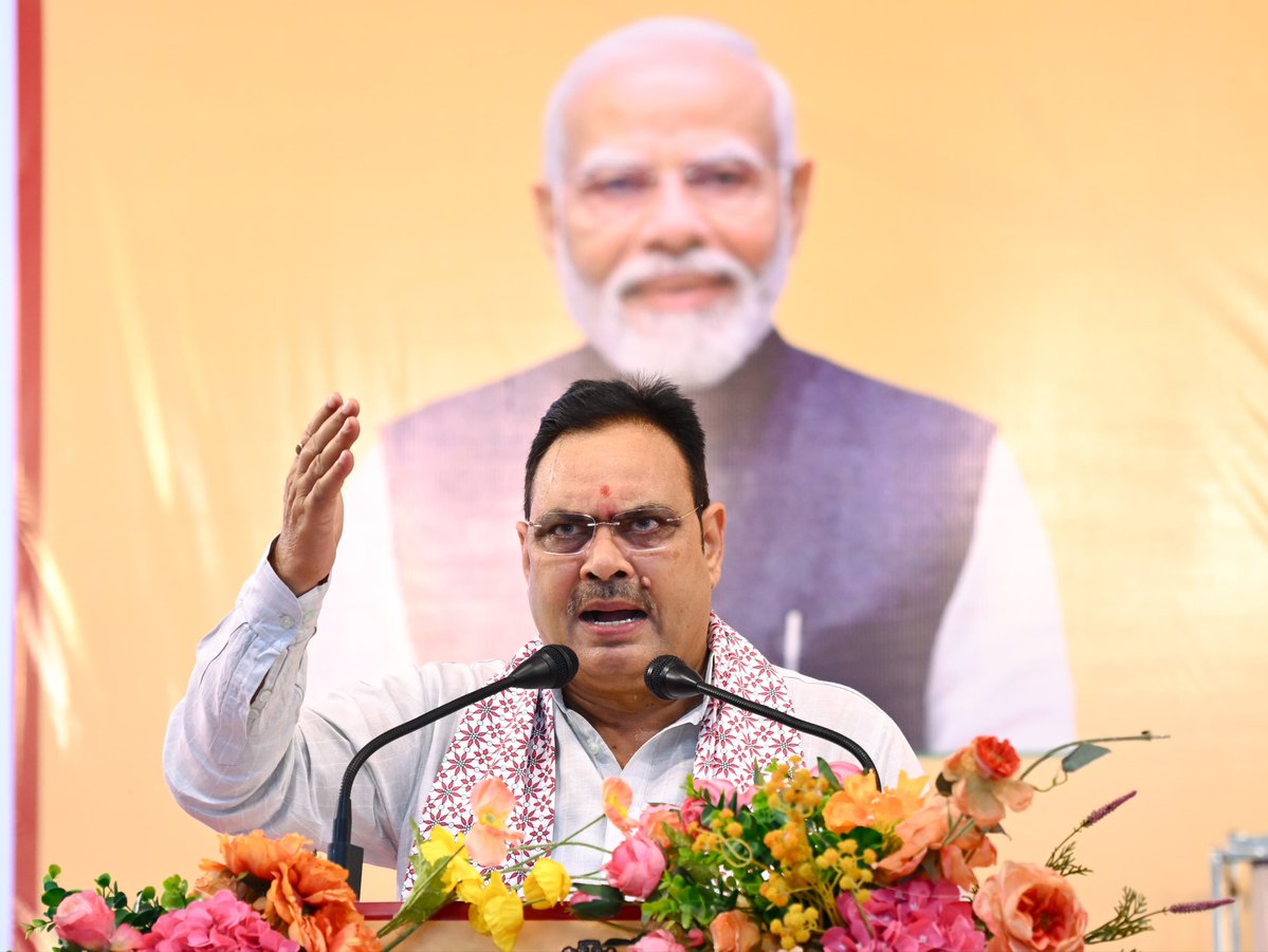 BhajanlalBjp's tweet photo. आज उदयपुर के दूध तलाई वन क्षेत्र (पिछोला) में आयोजित 'राज्य स्तरीय वन महोत्सव' के अवसर पर आयोजित जनसभा को संबोधित किया। इस दौरान प्रदेशवासियों से प्रकृति संरक्षण हेतु अधिक से अधिक पौधे लगाने तथा उनके संवर्धन का संकल्प लेने का आह्वान किया।

इस अवसर पर स्वयं सहायता समूह की बहनों को ₹6 करोड़ की प्रोत्साहन राशि का चेक भी वितरित किया।

आदरणीय प्रधानमंत्री श्री @narendramodi जी के 'एक पेड़ माँ के नाम' अभियान और ‘हरियालो राजस्थान’ से जुड़कर आइए, हम सब मिलकर अपनी धरा को हरा-भरा और समृद्ध बनाएं।