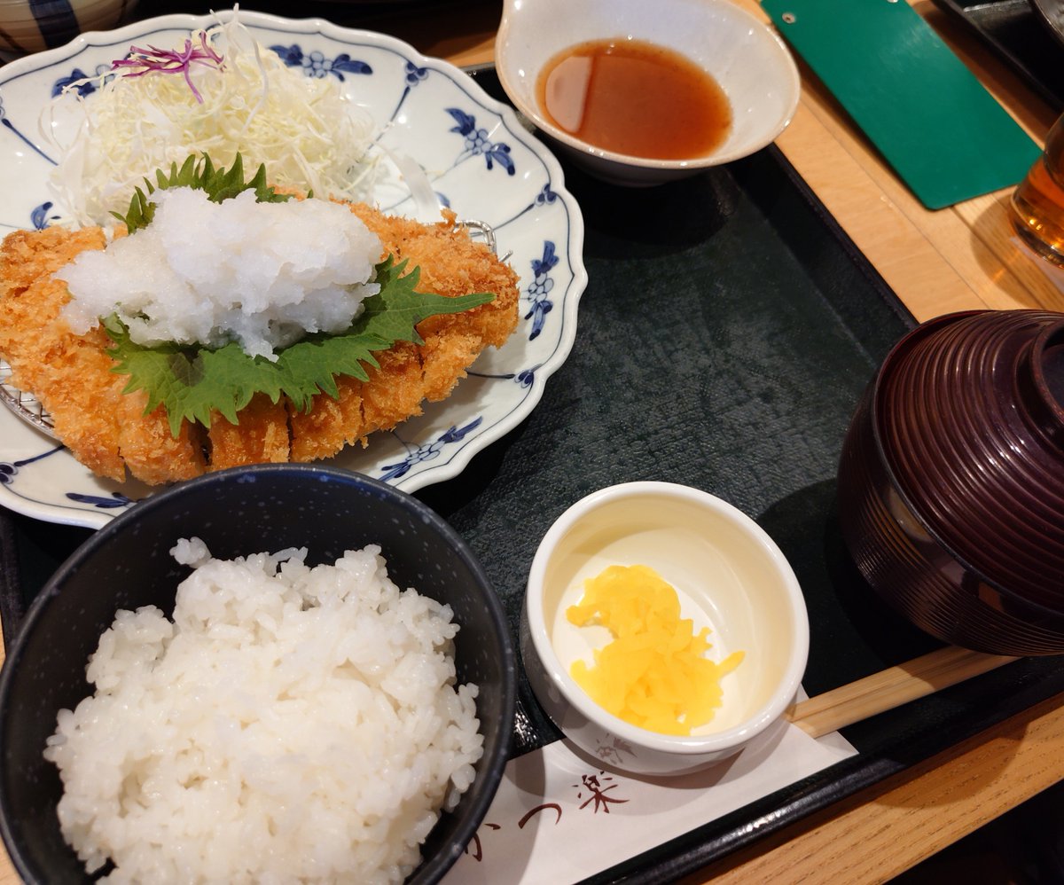 Ag__tea's tweet photo. ゴッホ展良かった……！時代ごとに画風違くて、説明とか見ながら鑑賞するとなるほど〜と思う   メインのカフェテラスは見れて感激だったけど、並びの構造的にも写真におさめるのに夢中になっちゃって直でゆっくり筆致見れなかった部分ある😂
モネとかピサロの柔らかい絵もすごく綺麗だった〜 https://t.co/DijC6xQvbU