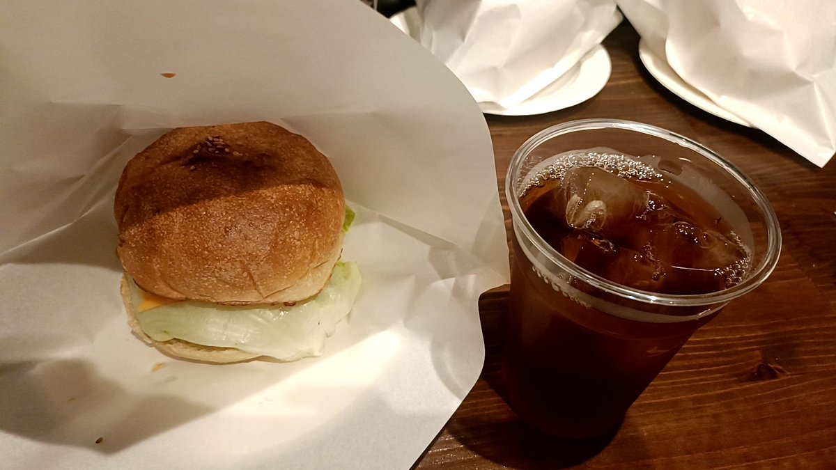 akemami5411's tweet photo. 今日はここ❣️
TRIPLANE『 一音一会』🎶
ハンバーガー🍔とても美味しく、昼間と夜の席の違いで4人を見ること出来たし、この曲調好きなんだよね〜もあって、良いひとときでした❤ https://t.co/Uu0iSGeidL