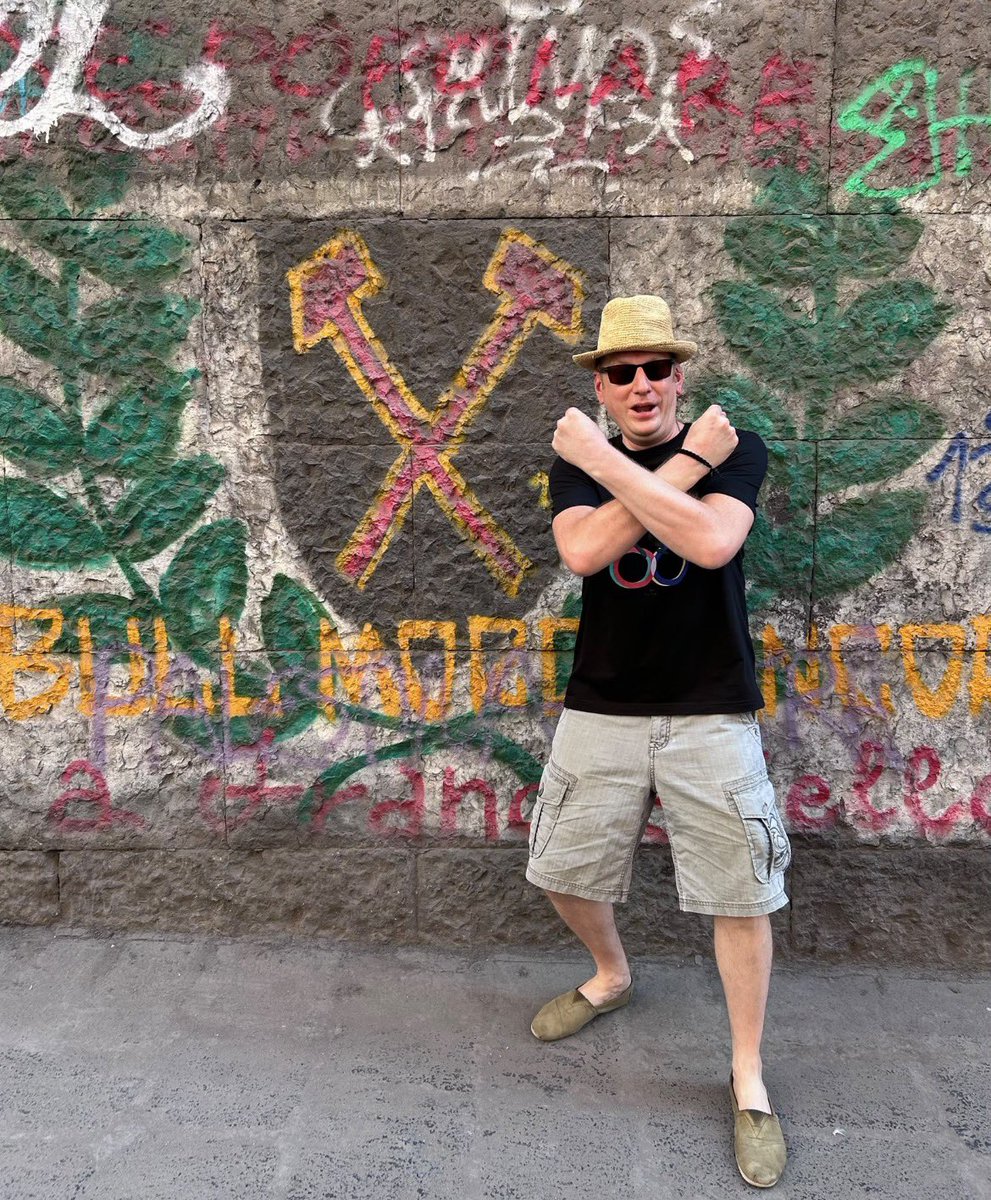 cjayres11's tweet photo. It’s dirty
It’s hot
It’s chaotic
The people are great
The food is great
The graffiti is great
I bloody love it ..
Thanks Napoli.. see you next time
Off to Greece 👍👍
#chefontour #Greece #Naples #Italy https://t.co/MCnK365eBv