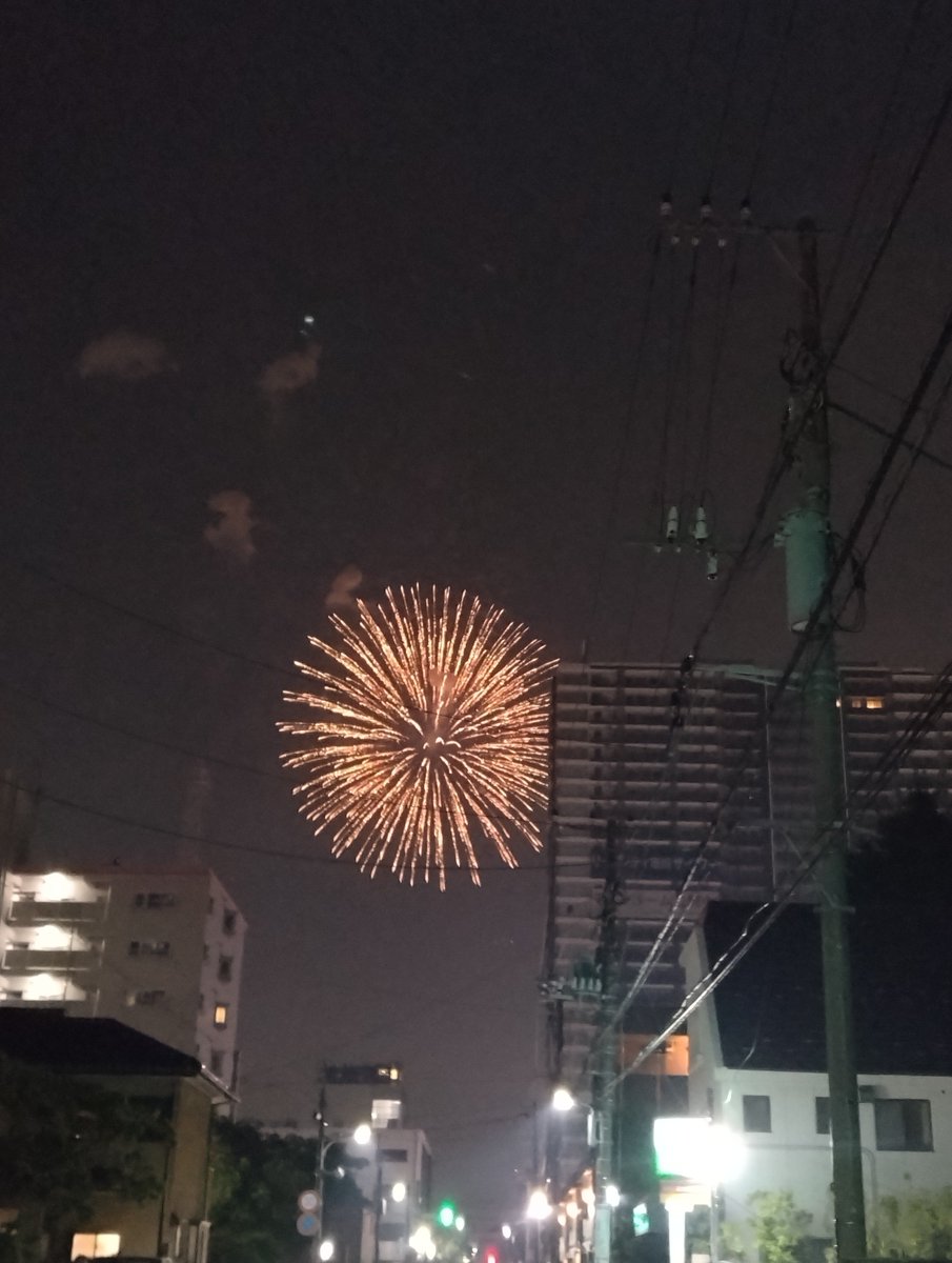 kourabunko's tweet photo. 本日の『花火を聴く夜』は、楽しく終わりました。

甲羅文庫から道路に出て、少しだけ花火を観覧。

近所の方と一緒に花火観ながら、「あのマンションが邪魔ねぇ」とか話すのも楽しかったなー。和やかで、とても良い時間でしたー。

お越し下さった皆さん、ありがとうございました。 https://t.co/X66hYVS8Rb