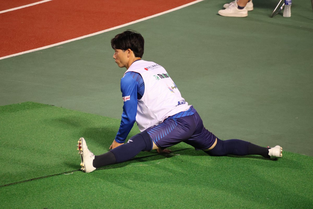 sp0m424's tweet photo. ストレッチ中

#松本翔
#バレイン下関 https://t.co/fz9u1q4uST
