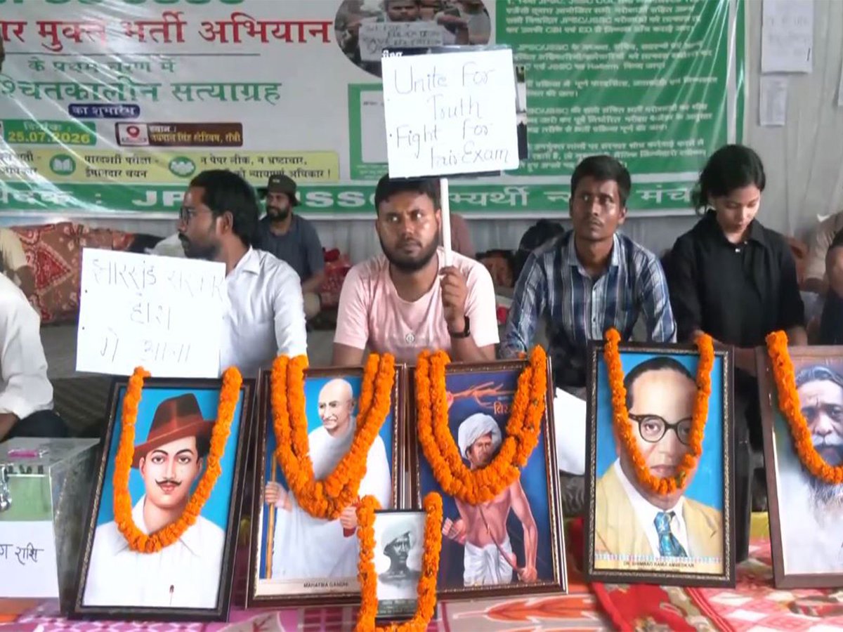 YTKDIndia's tweet photo. Students in Jharkhand have had enough!

For the fourth straight day, students are holding an indefinite Satyagraha in Ranchi over the JPSC recruitment scam.

A thread.🧵 https://t.co/QBMZUKJEac