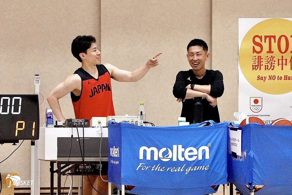 jbasket_jp's tweet photo. 【男子🇯🇵日本代表】吉本泰輔AC、佐賀大会で実質指揮「選手を知ることが、より良い戦術につながる」世界で勝つための日本代表づくり

J：ワールドカップ、アジア競技大会、ジョーンズカップとみんなが多く代表を見れてきている中で、吉本コーチはそれをどう見えて感じているのか教えて下さい

吉本コーチ 「そうですね。とにかく、僕としてはアメリカが長いんで、選手たちを特に知るっていうこと、近くでコーチをできるっていうのは、選手を近くで見れるっていうすごい良い機会だと思ってますし。どんだけフィルムで勉強してもやっぱなかなかこう見えないところが出てくると思うんで、こうやって直接コーチできるチャンスをいただけるっていうのはすごいありがたいことだと思います。 そうやって選手を知っていくことによって、より良いその戦術なりもアジャストしていけると思いますし、そういうところをやっていけたら、強調していけたらなとは思っています。」

J：今日コートで河村勇輝選手と笑顔もあり、どんな感じや話をされていたのですか？

吉本コーチ 「えっと、会話に関しては僕たちのプライベートなことなので話せないこともありますが、やっぱり彼も上手くなりたいっていうその意識ですよね。 彼が来ることによって若い選手も意識が上がる。そこで良いコンペティションが生まれるっていうその全体としての流れはすごくいいんじゃないかなと。 彼だけじゃなく、馬場選手も今日は来てくれてますし。そうやって、そういう選手たちが来たいような日本代表の場を作っていきたいっていうのはミッションステートメントの一つでもあると思うので、そこはすごくありがたいなとは思ってます。」

⁡続きはこちらから▶️
記事📝 https://t.co/ga06WTR1Xj
⁡
#吉本泰輔
#AkatsukiJapan
#Jbasketインタビュー