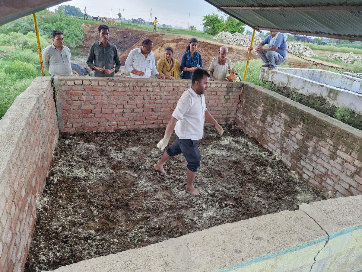 dproetawah's tweet photo. जनपद इटावा के विभिन्न ग्राम पंचायतों के गौशालाओं में घनजीवामृत प्राकृतिक खाद का निर्माण/उत्पादन कराया गया। @CDO_ETAWAH @DmEtawah @uppanchayatiraj https://t.co/US4X7HcBzP