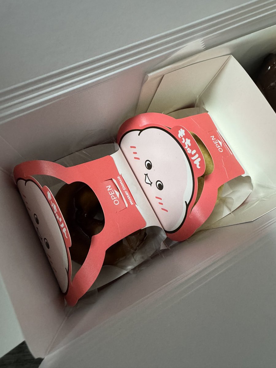 mitsu_icj's tweet photo. ふらっと寄ったミスドで巷で話題になってたもっちゅりんが普通にショーケースに並んでたので初めて買ってみたw

帰って早速初実食！
もっちもちの食感がいい感じやった。 https://t.co/AGQopByABs
