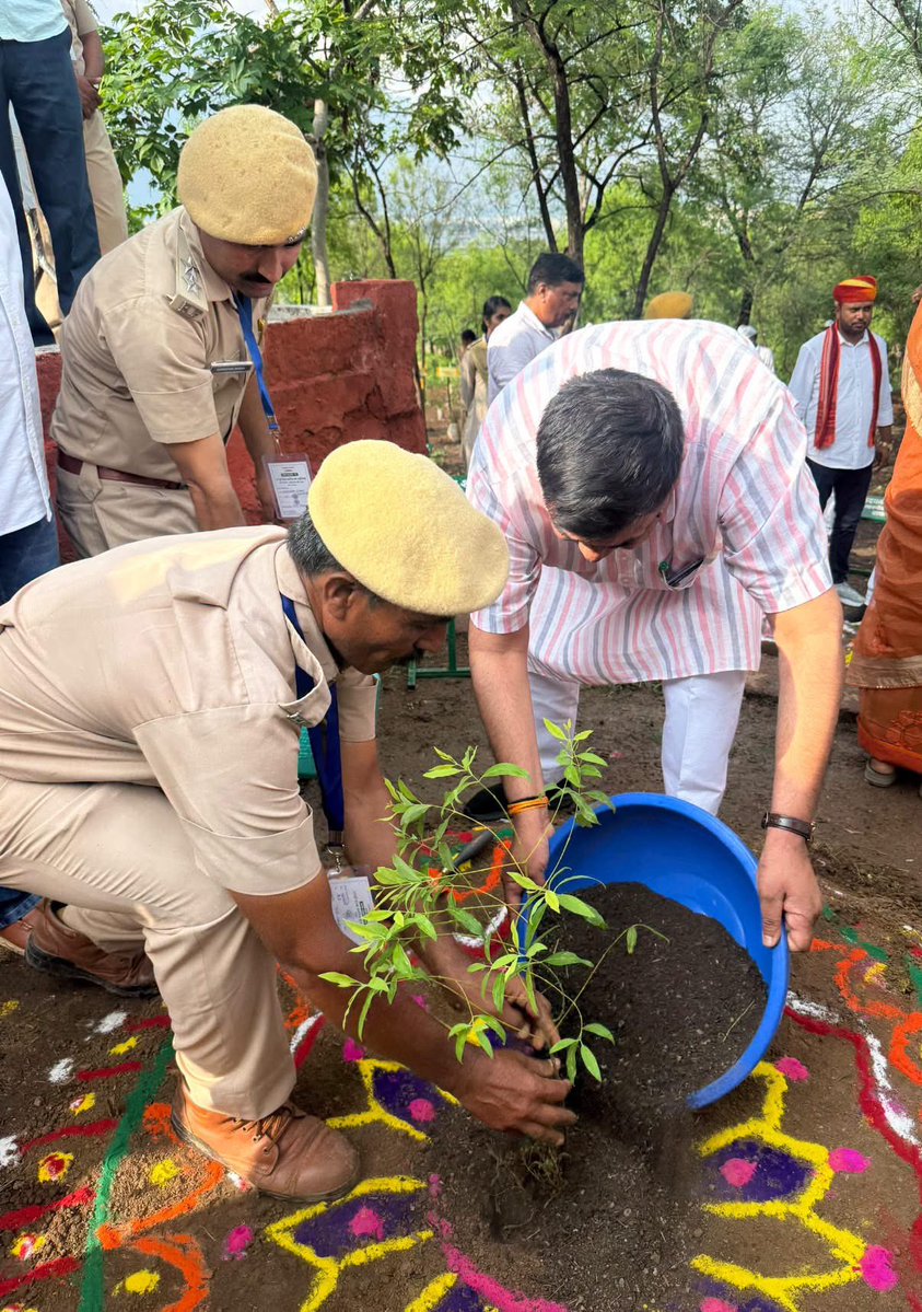 Sanjay4India1's tweet photo. आज का पौधारोपण... चंदन वन, कालिका माता, उदयपुर।
माननीय मुख्यमंत्री श्री @BhajanlalBjp जी के सानिध्य में।
#एक_पौधा_प्रतिदिन https://t.co/5bug74VtUP