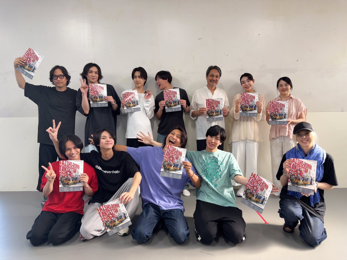 romatan2018's tweet photo. ー緊張の顔合わせが終了
◤￣￣￣￣￣￣￣￣￣￣￣￣￣￣￣￣￣￣
舞台『大正浪漫探偵譚-エデンの歌姫-』
作・演出 鈴木茉美
＿＿＿＿＿＿＿＿＿＿＿＿＿＿＿＿＿＿◢
#劇団アレン座 #ろまたん2026

本日、出演者・スタッフが初めて顔を合わせました。

自己紹介の時間..、

初の読み合わせ。

これまで積み重ねてきたものが、
初めて交わう緊張の瞬間

強い高揚感と、喜びが、顔合わせ会場に溢れました

すごい作品になる予感。

今日からどんな日々が待っているのか

ワクワクが止まりません。開幕まで楽しみにお待ち下さい！

▼チケット
https://t.co/eDpRu9yCyJ

▼公式HP
https://t.co/mp3nbi4Zp3