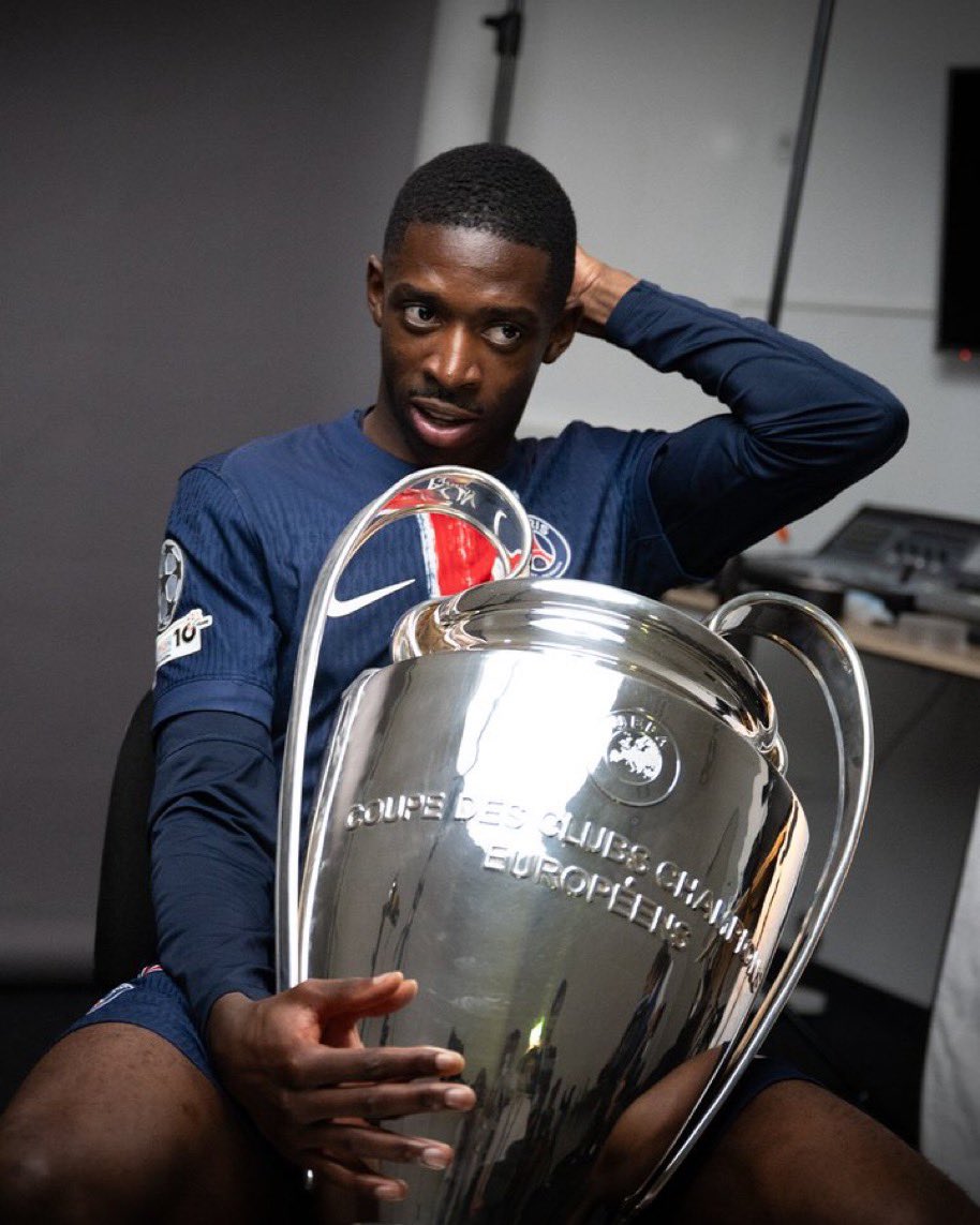 Mendes_PSG's tweet photo. Le PSG quand faut sauver la carrière d’un joueur que le Barça détruit https://t.co/sxSek2FGjb