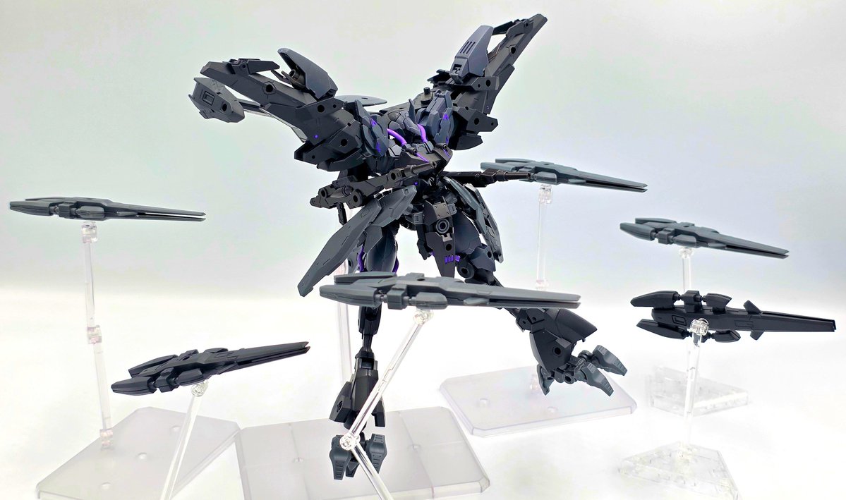 IGEL_Drei's tweet photo. ヴェルデノヴァ "ケライノー"
(1/2)

マクシオン軍がヴェルデノヴァ イミテーションを独自改修した特殊機

高性能予測演算AI「M.O.I.R.A.I」を搭載し、敵機の挙動を数秒先まで予測可能

無線誘導兵装《PINION》を従え、戦場を蹂躙する黒き暴風となる

#30MMCM2026
#30MMMF https://t.co/RF85HcCcLU