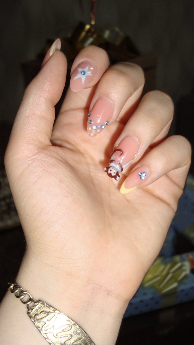 mcarlon11's tweet photo. uñas en conmemoración al cumpleaños de mi novio ✨ https://t.co/gBGQTnI0jg
