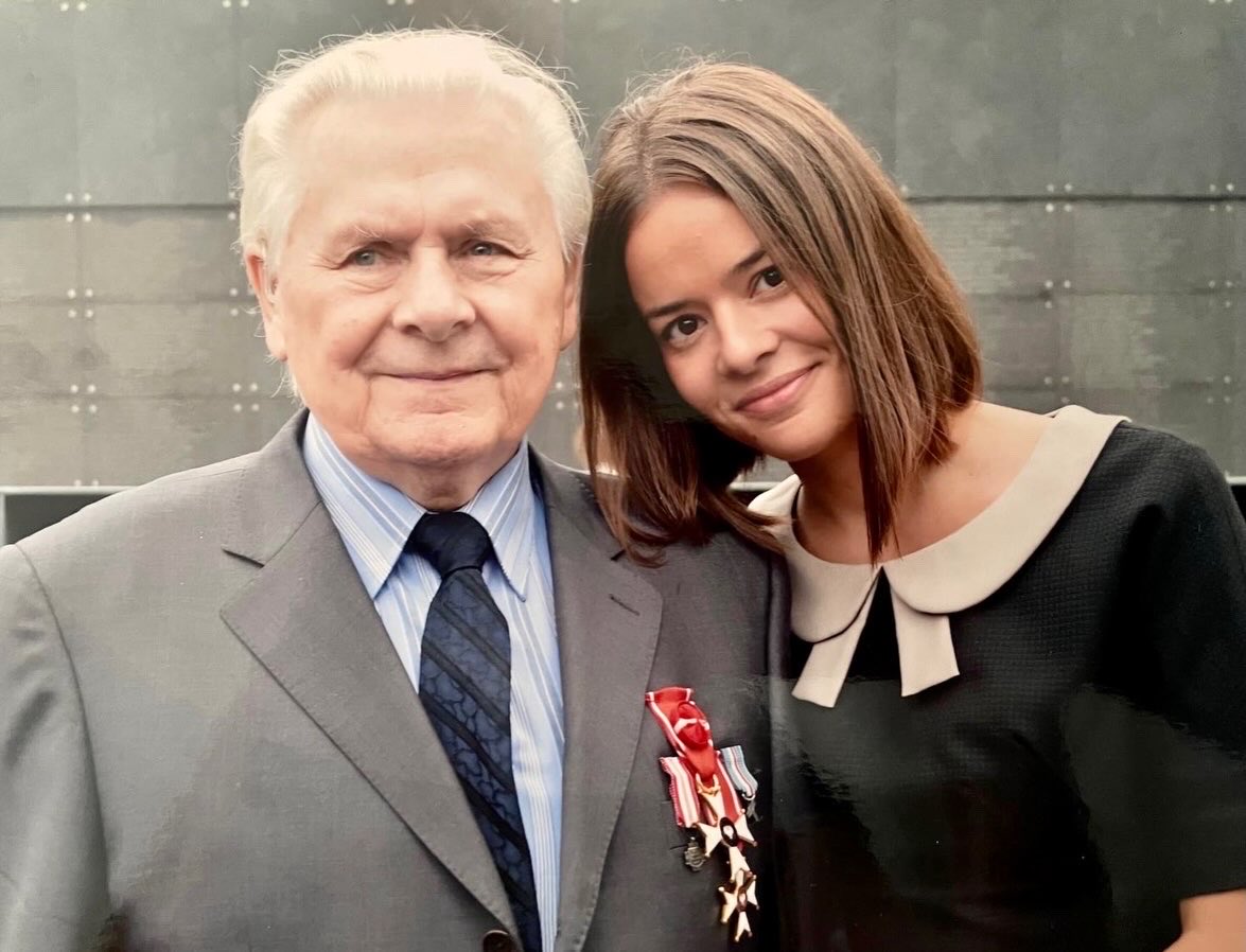 AleksandraLeo's tweet photo. Jest takie miasto, które raz w roku się zatrzymuje.

Codziennie mijam ulicę, na której mój dziadek rozpoczął walkę w Powstaniu Warszawskim.

Włodzimierz Leo „Bawół” miał wtedy 17 lat. Jako żołnierz II Batalionu Szturmowego „Odwet” walczył na Ochocie. Dziś w tym miejscu stoi pamiątkowy głaz. Wracając z córką z przedszkola, mijam go niemal każdego dnia. Za każdym razem przypomina mi, że historia nie wydarzyła się gdzieś daleko. Wydarzyła się tutaj.

Dla naszej rodziny 1 sierpnia to dzień pamięci, dumy i refleksji.

Powstanie Warszawskie było symbolem odwagi i pragnienia wolności. Było też tragedią tysięcy cywilów i zburzonego miasta. O decyzjach z tamtych dni można dyskutować. O odwadze Powstańców – nie.

Dlatego dziś zatrzymuję się razem z Warszawą. Bo wolność nigdy nie jest dana raz na zawsze. Trzeba o nią dbać, szanować ją i mieć odwagę stawać w jej obronie.

A dla Was czym dziś jest pamięć?

Cześć i chwała Bohaterom Powstania Warszawskiego. 🇵🇱