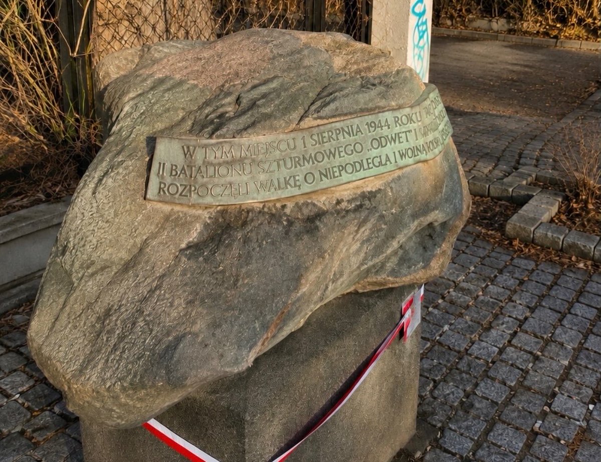 AleksandraLeo's tweet photo. Jest takie miasto, które raz w roku się zatrzymuje.

Codziennie mijam ulicę, na której mój dziadek rozpoczął walkę w Powstaniu Warszawskim.

Włodzimierz Leo „Bawół” miał wtedy 17 lat. Jako żołnierz II Batalionu Szturmowego „Odwet” walczył na Ochocie. Dziś w tym miejscu stoi pamiątkowy głaz. Wracając z córką z przedszkola, mijam go niemal każdego dnia. Za każdym razem przypomina mi, że historia nie wydarzyła się gdzieś daleko. Wydarzyła się tutaj.

Dla naszej rodziny 1 sierpnia to dzień pamięci, dumy i refleksji.

Powstanie Warszawskie było symbolem odwagi i pragnienia wolności. Było też tragedią tysięcy cywilów i zburzonego miasta. O decyzjach z tamtych dni można dyskutować. O odwadze Powstańców – nie.

Dlatego dziś zatrzymuję się razem z Warszawą. Bo wolność nigdy nie jest dana raz na zawsze. Trzeba o nią dbać, szanować ją i mieć odwagę stawać w jej obronie.

A dla Was czym dziś jest pamięć?

Cześć i chwała Bohaterom Powstania Warszawskiego. 🇵🇱