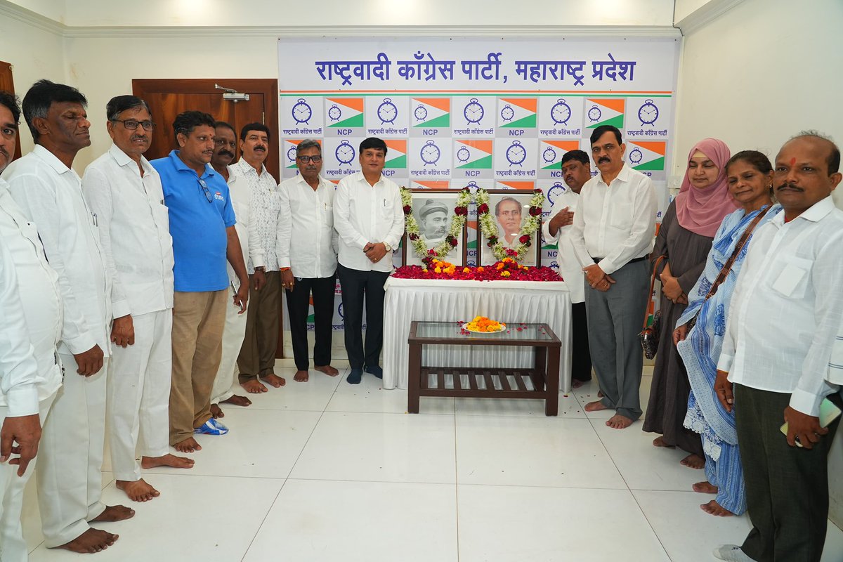 mahancpspeaks's tweet photo. लोकमान्य बाळ गंगाधर टिळक यांच्या पुण्यतिथीनिमित्त आणि लोकशाहीर अण्णाभाऊ साठे यांच्या जयंतीनिमित्त राष्ट्रवादी काँग्रेस पार्टीच्या प्रदेश कार्यालयात त्यांच्या प्रतिमेस पुष्पहार अर्पण करून अभिवादन करण्यात आले.

युगपुरुष लोकमान्य बाळ गंगाधर टिळक आणि लोकशाहीर अण्णाभाऊ साठे यांच्या राष्ट्रप्रेम, समाजप्रबोधन, समता आणि सामाजिक न्यायाच्या विचारांचा वारसा सदैव प्रेरणादायी राहील, असे उद्गार कोषाध्यक्ष मा. श्री. शिवाजीराव गर्जे यांनी व्यक्त केले.

यावेळी ज्येष्ठ नेते मा. श्री. नवाब मलिक, आमदार मा. श्रीमती सना मलिक, मुंबई कार्याध्यक्ष मा. श्री. शिवाजीराव नलावडे, मा. श्री. सिद्धार्थ कांबळे, मा. श्री. संजय तटकरे तसेच इतर पदाधिकारी उपस्थित होते.