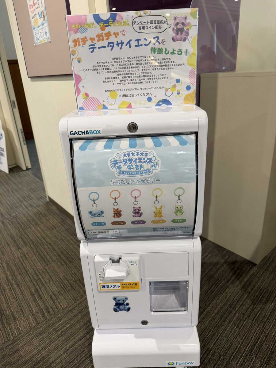 1110tomo's tweet photo. 本日はオープンキャンパスで、「アニメ・キャラクターのマーケティング活用」をテーマに体験授業。Googleフォームを使ったNo.1人気キャラクイズも含めて盛況でした。明日は別の先生担当で、参加者は学部オリジナルキャラめじるしアクセサリーガチャガチャを回せるので、興味のある学生と保護者は是非！ https://t.co/x8shrfmUgu