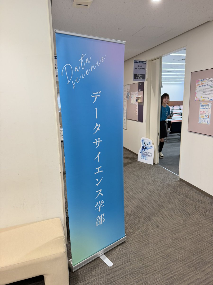 1110tomo's tweet photo. 本日はオープンキャンパスで、「アニメ・キャラクターのマーケティング活用」をテーマに体験授業。Googleフォームを使ったNo.1人気キャラクイズも含めて盛況でした。明日は別の先生担当で、参加者は学部オリジナルキャラめじるしアクセサリーガチャガチャを回せるので、興味のある学生と保護者は是非！ https://t.co/x8shrfmUgu