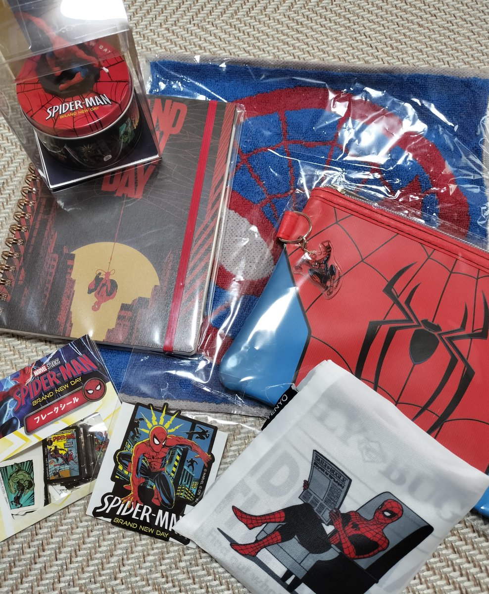 kvui_hom's tweet photo. 買ったものたち！！  本命のバインダー売り切れてて無念😭 https://t.co/Y03k8w7PEc