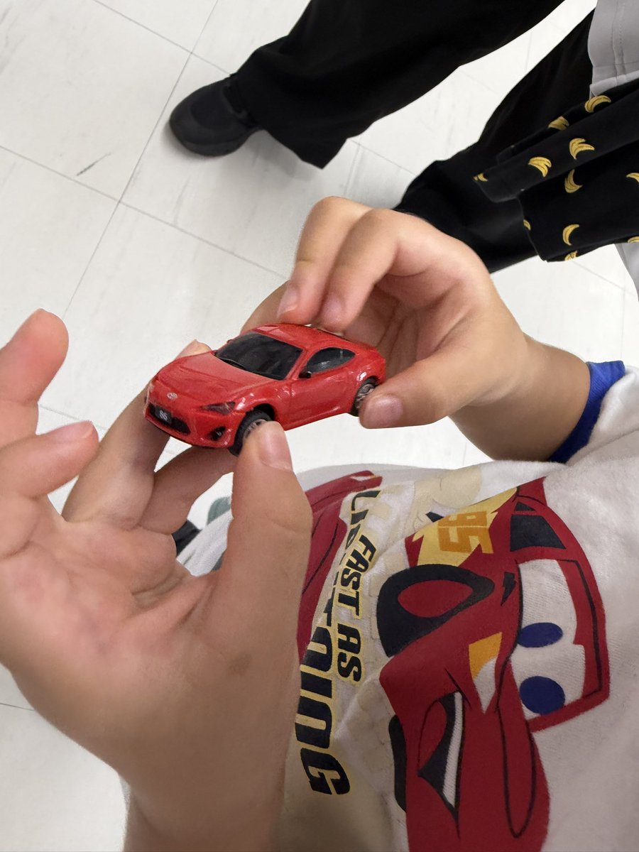 zinsuke90's tweet photo. 2歳児にエイトシックスの英才教育をしています https://t.co/QwD7jPh3mq