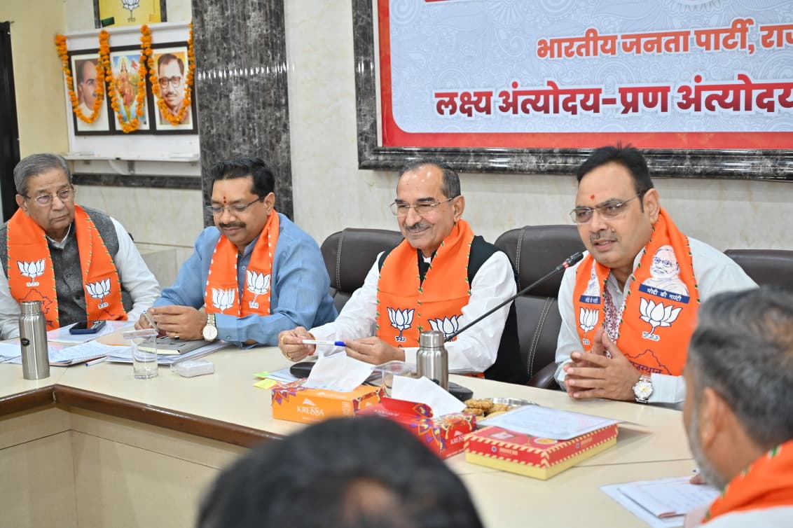 BJP4Rajasthan's tweet photo. आज जयपुर स्थित भाजपा प्रदेश कार्यालय में निकाय व पंचायत चुनाव संचालन समिति की बैठक माननीय मुख्यमंत्री श्री @BhajanlalBjp, प्रदेश अध्यक्ष श्री @madanrrathore, प्रदेश महामंत्री (संगठन) श्री @ajaeybjp एवं अन्य वरिष्ठ पदाधिकारियों की उपस्थिति में सम्पन्न हुई।

बैठक में आगामी चुनावों की रणनीति, संगठनात्मक तैयारियों, बूथ सशक्तिकरण एवं चुनावी व्यवस्थाओं को लेकर विस्तृत चर्चा की गई।