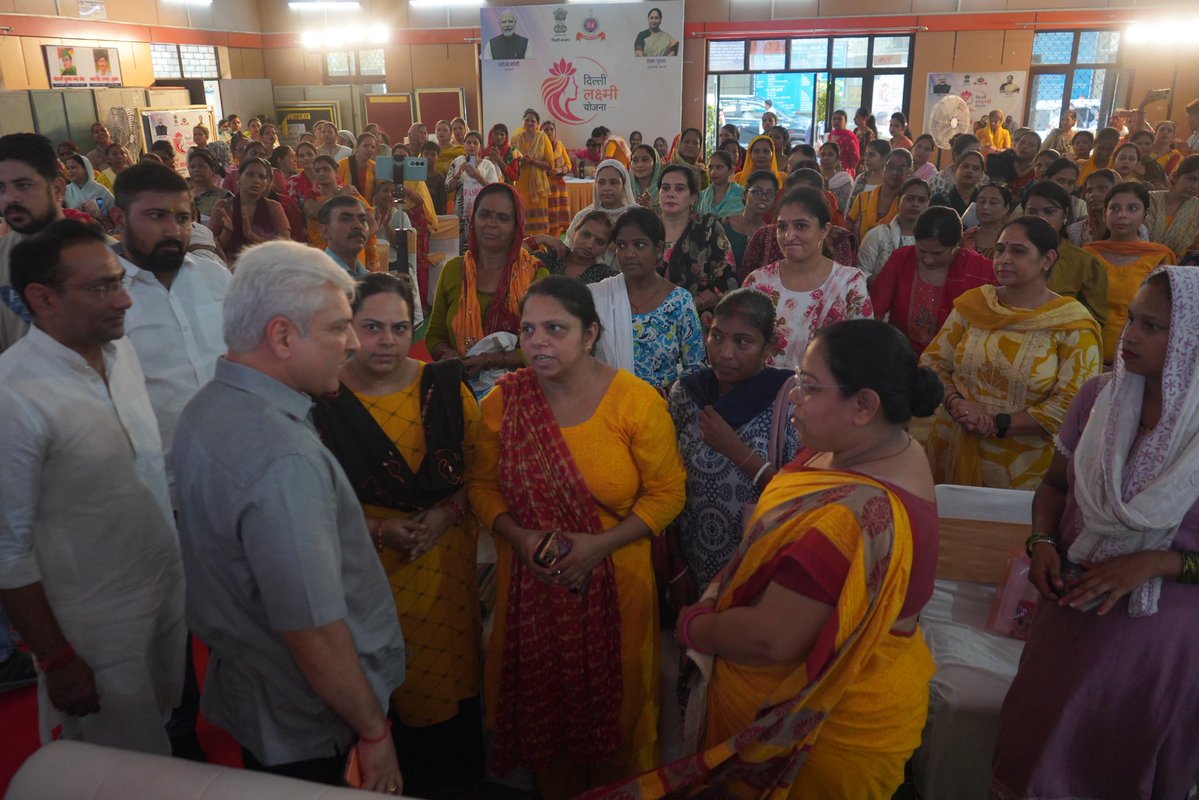 kgahlot's tweet photo. नारी सशक्तिकरण’ केवल एक संकल्प नहीं, बल्कि विकसित भारत की आधारशिला है।

माननीय प्रधानमंत्री श्री नरेन्द्र मोदी जी @narendramodi के नेतृत्व में महिलाओं के सम्मान, सुरक्षा और सशक्तिकरण को सर्वोच्च प्राथमि���ता दी गई है। उसी संकल्प को आगे बढ़ाते हुए माननीय मुख्यमंत्री श्रीमती रेखा गुप्ता जी @gupta_rekha के नेतृत्व में दिल्ली सरकार ने दिल्ली लक्ष्मी योजना का शुभारंभ किया है।

इस योजना के माध्यम से पात्र महिलाओं को प्रतिमाह ₹2,500 की प्रत्यक्ष आर्थिक सहायता प्रदान की जाएगी। यह केवल आर्थिक सहयोग नहीं, बल्कि महिलाओं के सम्मान, आत्मनिर्भरता और आत्मविश्वास को सशक्त बनाने की दिशा में एक महत्वपूर्ण कदम है।

���ज दिल्ली लक्ष्मी योजना के शुभारंभ कार्यक्रम में माननीय सांसद श्रीमती कमलजीत सहरावत जी @kjsehrawat के साथ सम्मिलित होकर मातृशक्ति के उत्साह, विश्वास और नई आशाओं का साक्षी बनने का सौभाग��य प्राप्त हुआ।

दिल्ली की सभी माताओं एवं बहनों को हार्दिक बधाई एवं शुभकामनाएँ। आइए, हम सब मिलकर महिला सशक्तिकरण के इस संकल्प को जन-जन तक पहुँचाएँ और विकसित दिल्ली, विकसित भारत के निर्माण में अपनी भागीदारी सुनिश्चित करें।