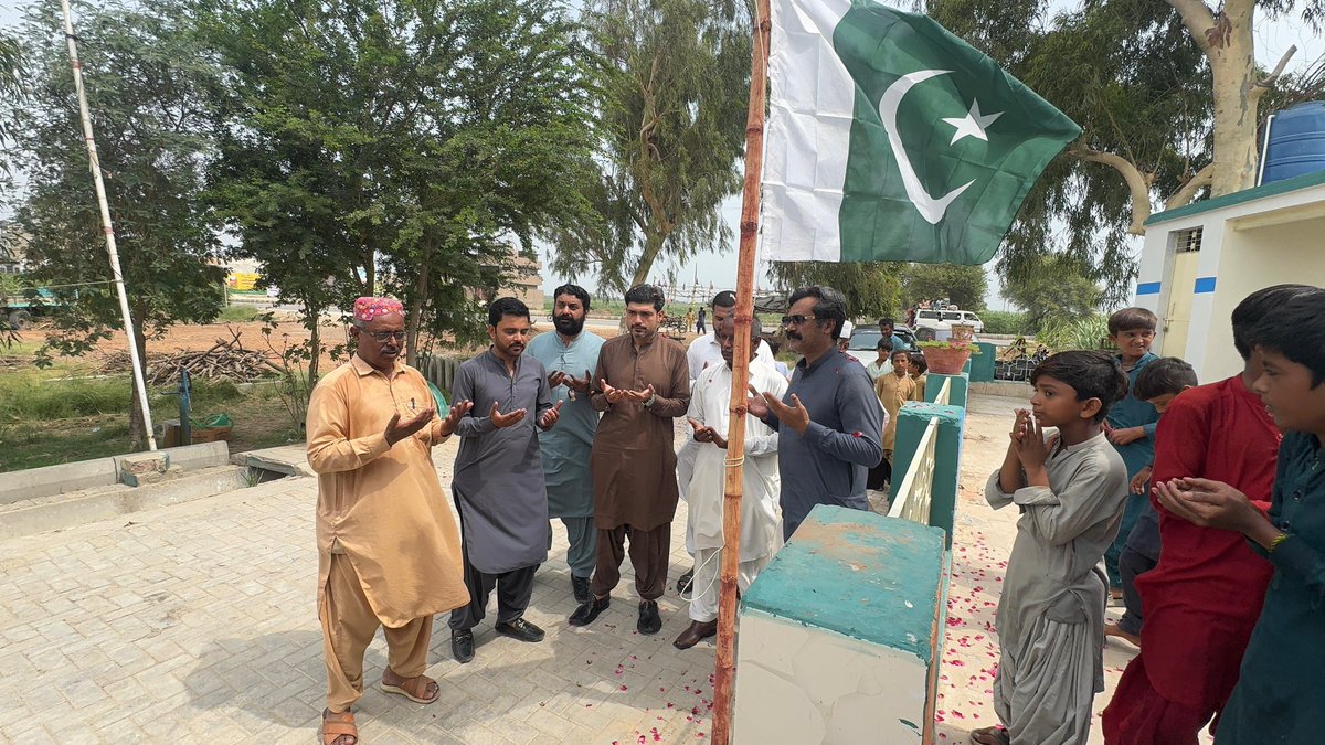 arifmahi's tweet photo. In compliance with the directives of the Government of Sindh's Education Department, the Independence Day celebrations officially commenced at Government Elementary School Karimabad, Tando Muhammad Khan, with a national flag-hoisting ceremony. @MinisterEduGos @SELDGOS https://t.co/iX9yxMhReE