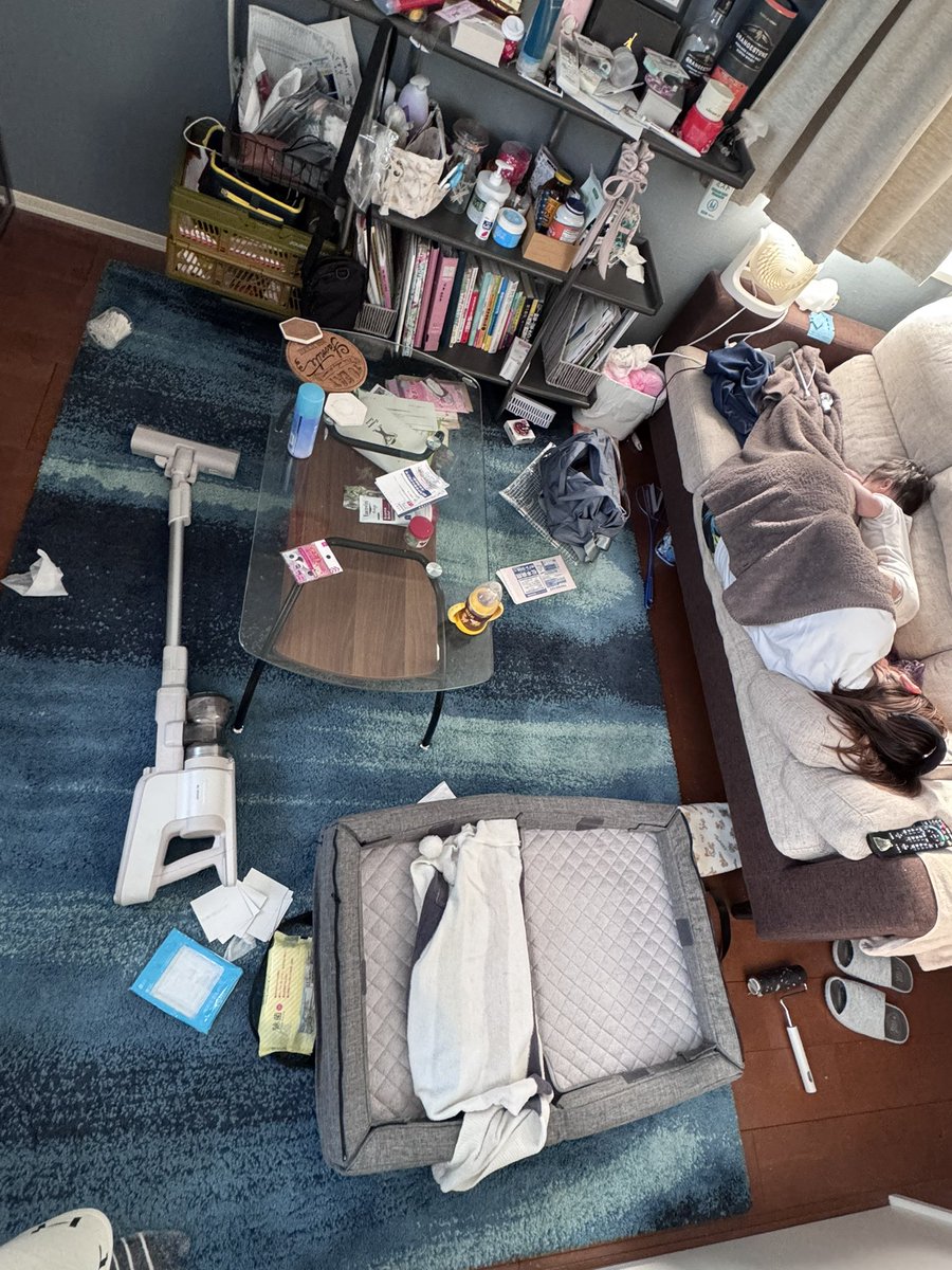yahman715's tweet photo. 仕事から帰ってきて家入ったらこれ。
嫁が足の皮剥けるやつして床は足の皮だらけ。
子供が散らかした後はそのまま。
キッチンも玄関も。
ADHDやから仕方ない。で済む話？
怒っちゃいけんと？
仕事して帰ってきた俺は家のどこでくつろげばいいと？
あー、腹減った。 https://t.co/gKvRG1VmpW