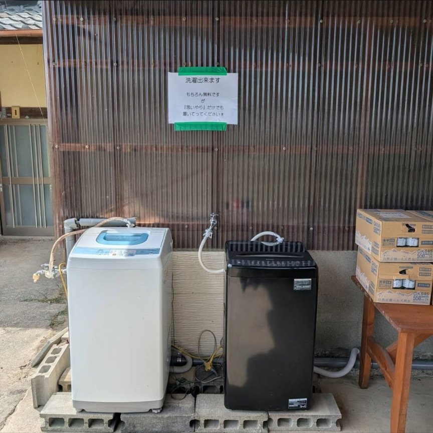 NetHornet's tweet photo. 水道に続き『洗濯機』設置しました。
どなたでも【無料】でご利用いただけます。

小さなお子様がいらっしゃるご家庭や、介助・ 介護が必要なご家族がいらっしゃる方を優先とさせていただければ幸いです。

水などの支援物資もあるのでご自由に持っていってください。

【ご利用詳細】
場所：(株)中村設備工業斜め前
熊本県鏡町貝洲1101-3 
駐車場もあります。

利用時間：24時間いつでもどうぞ!

持ち物：洗剤・柔軟剤(各自ご持参いただけますと助かります) 少しはあります

#熊本 #災害支援 #洗濯 #給水 #支援物資 #八代市 #鏡町