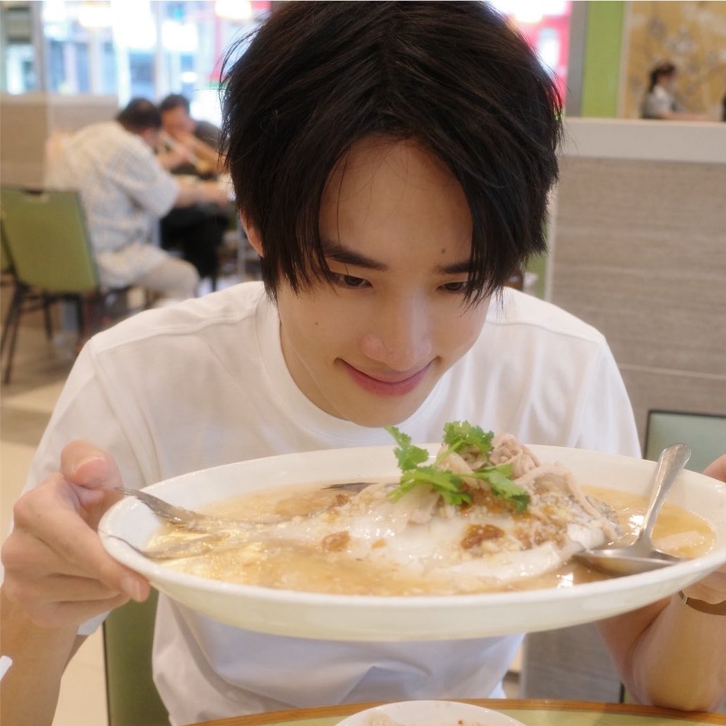 thetenthwish's tweet photo. โหมดลูกชายคนเล็กบ้านศรีอรุโณทัยนี่น้า น่ารักที่สุดเลยน้องน้อบ 🫳🏻🫳🏻 quality time ไปกินข้าวกับที่บ้าน น้อบบิ้อีสแฮปปี้ 🐟🍜 https://t.co/N5oWF66WJ8