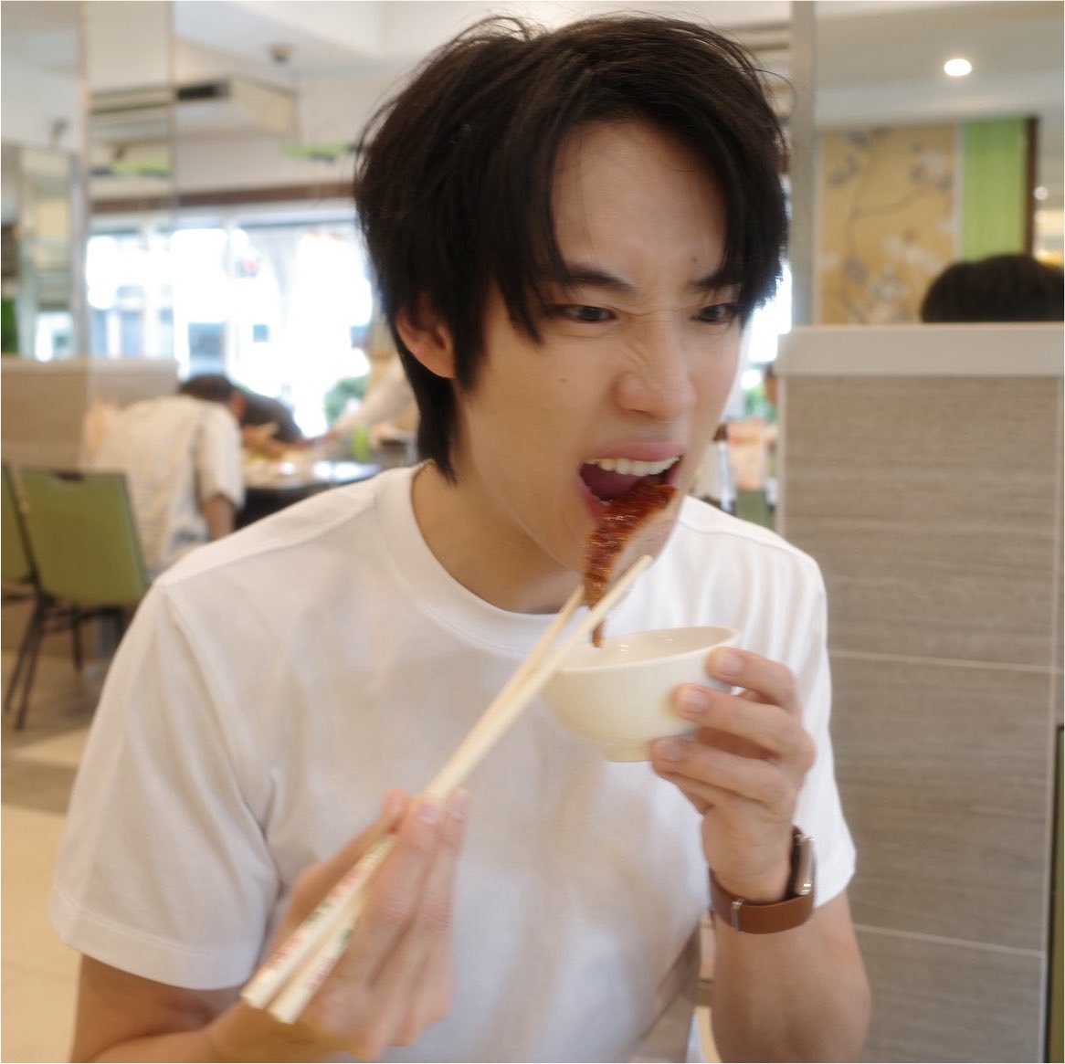 thetenthwish's tweet photo. โหมดลูกชายคนเล็กบ้านศรีอรุโณทัยนี่น้า น่ารักที่สุดเลยน้องน้อบ 🫳🏻🫳🏻 quality time ไปกินข้าวกับที่บ้าน น้อบบิ้อีสแฮปปี้ 🐟🍜 https://t.co/N5oWF66WJ8