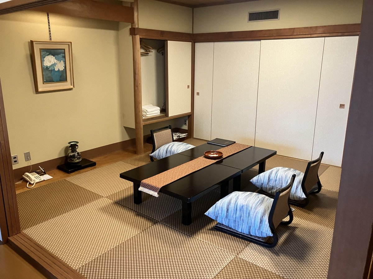 sittonau's tweet photo. 今日の宿。団体客のおかげでスイートルームへランクアップした。オージャンビューの最高の宿。 https://t.co/ogXhvVbzDb