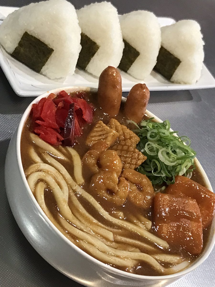 sense_kabu's tweet photo. 今日は白いTシャツを着たままシーフードカレーうどんを食べました。あぶなかったです。 https://t.co/HgVBonjAz4