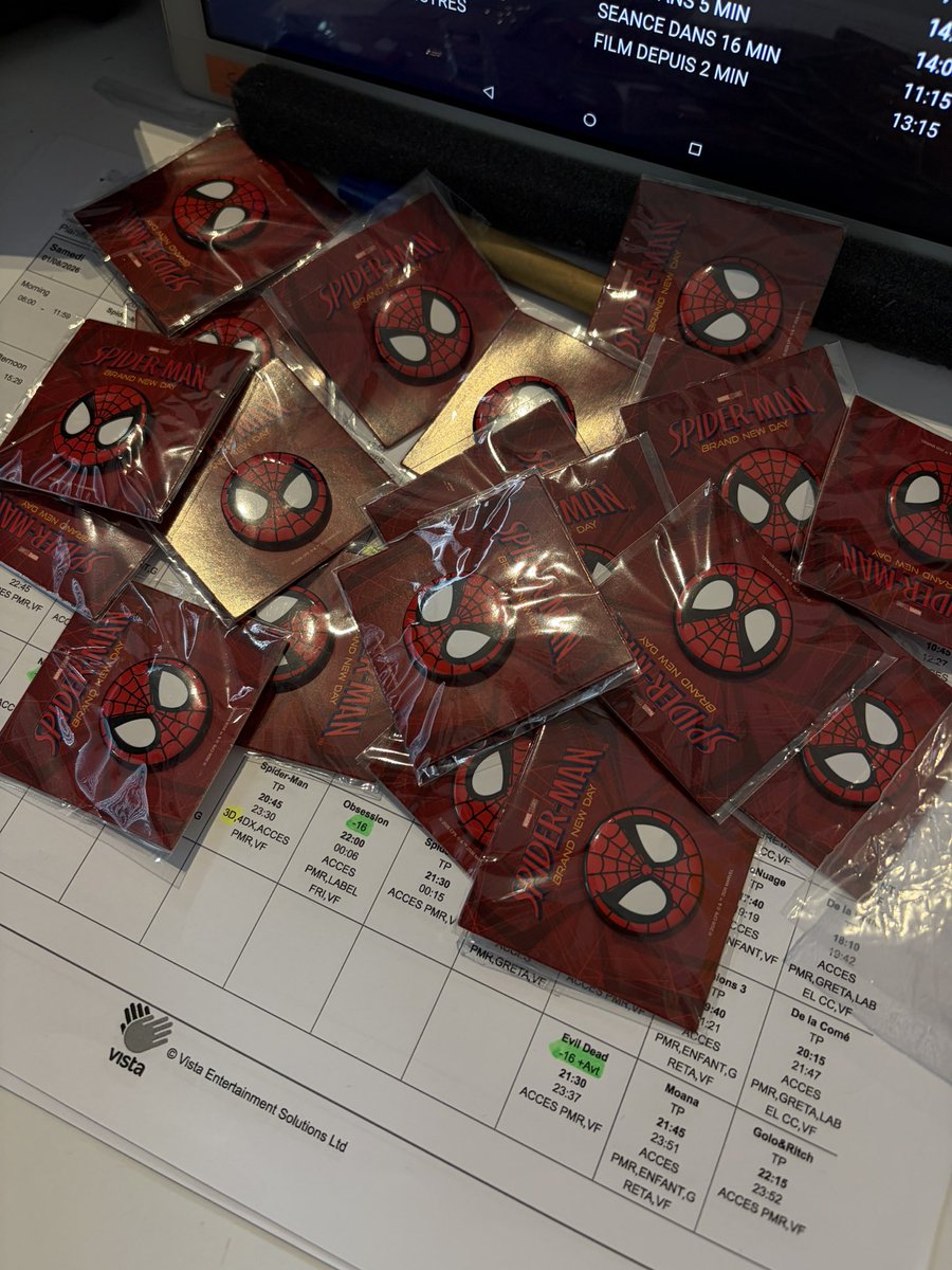 Lost_Stranger1's tweet photo. les gens ils aiment trop les cadeaux genre la jdonne les badges à ceux qui vont voir spiderman et ils me voient comme un héros https://t.co/nQzNRRNGoM