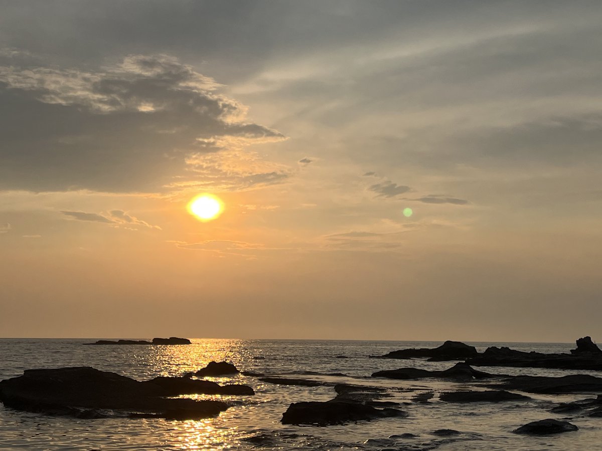 airun724's tweet photo. 8月1日稼働せず何故か海に来て何十年ぶりに泳いだ https://t.co/PyKGeLc6dZ