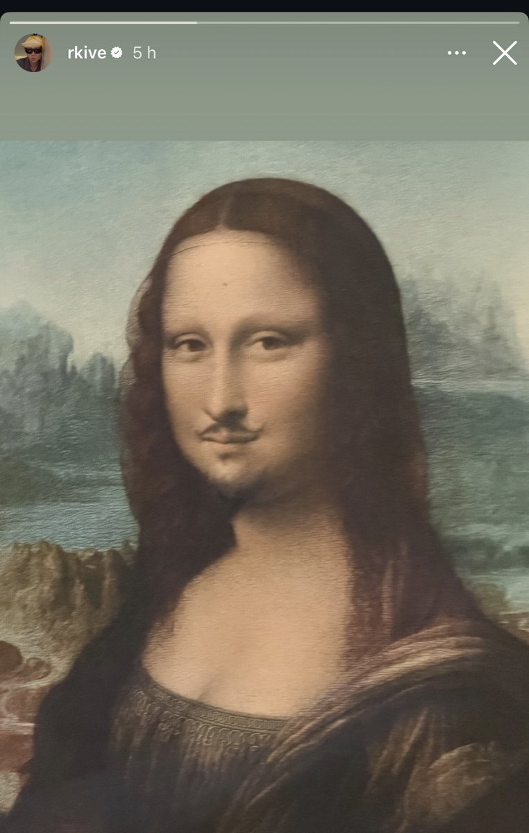 AzulindigoRM's tweet photo. ARTE É, SIM, POSICIONAMENTO!🔥👀

— #RM compartilhou em seus stories uma obra de Marcel Duchamp, um dos principais nomes do Dadaísmo, um movimento artístico que defendia que a arte deveria priorizar as ideias, e não apenas a estética, utilizando a ironia e o absurdo para criticar a guerra, a sociedade e desafiar os conceitos tradicionais de arte.

Em 1919, Duchamp escolheu deliberadamente a Mona Lisa (Gioconda), uma das obras mais reverenciadas da história, para questionar por que determinadas imagens são tratadas como intocáveis. Sua intenção não era desrespeitar Leonardo da Vinci, mas provocar reflexão sobre beleza, originalidade, autoridade e os valores estabelecidos no mundo da arte.

Apesar de já ser um pintor reconhecido em Paris, Duchamp se afastou da pintura porque acreditava que as ideias eram mais importantes do que o resultado visual. Como ele próprio disse:

“Eu estava interessado em ideias — não apenas em produtos visuais.”

Sobre a escolha da Mona Lisa, ele explicou:

“A Gioconda era tão universalmente conhecida e admirada. Era muito tentador usá-la para provocar escândalo.”

A provocação, portanto, era a própria obra. Questionar estruturas, desafiar símbolos e provocar reflexão sempre foi parte da proposta do Dadaísmo.

~ Dadaísmo é um dos meus movimentos favoritos! Me enche os olhos ver Namjoon postando essa imagem, ainda mais no contexto atual….. do que eu estou falando? De arte, oras 😏😏

Veja o pulo do gato 🐈‍⬛ 

Duchamp questionou quem tem o poder de determinar o valor da arte, a postagem pode ser lida como um questionamento sobre quem determina o valor da música e quais instituições têm o direito de legitimá-la. Nesse contexto, a obra deixa de ser apenas uma imagem da Mona Lisa e passa a representar uma crítica às estruturas de poder e à busca por validação de sistemas que nem sempre tratam todos de forma igual.😘