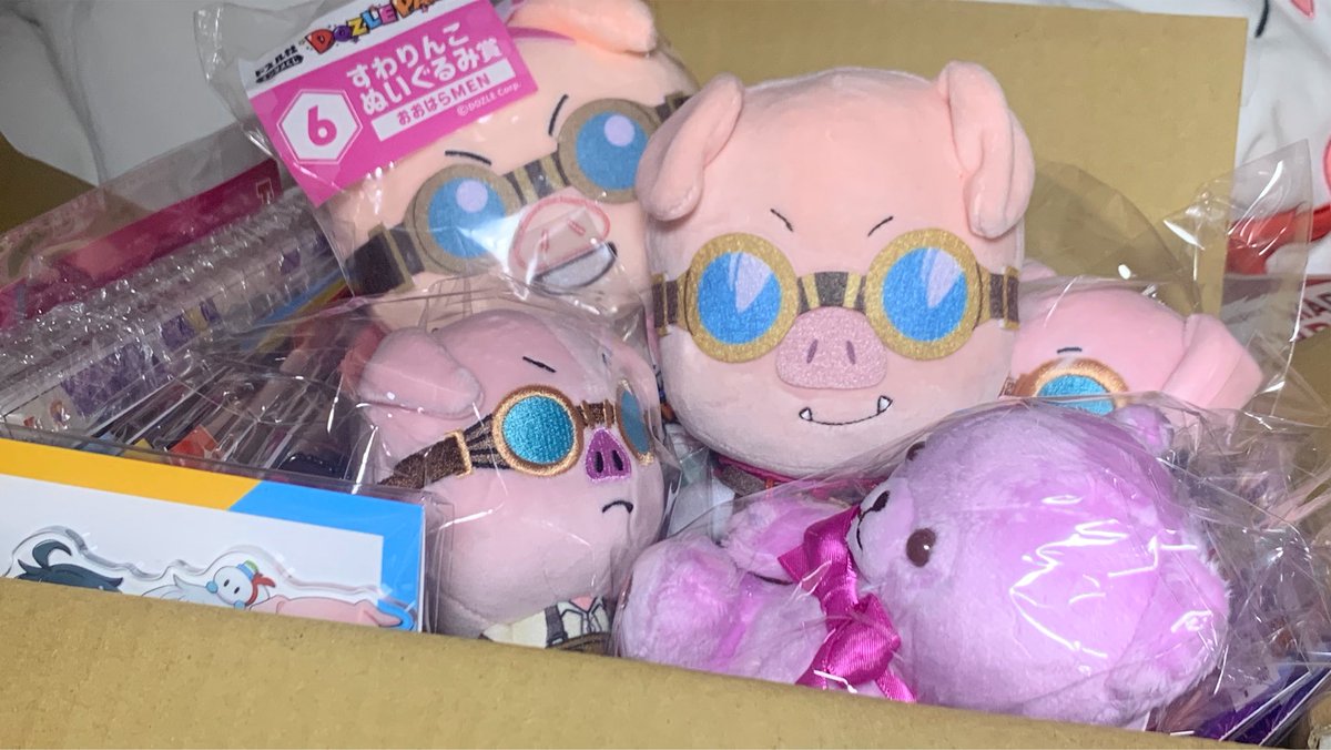 pyitaro's tweet photo. グループが好きな時はグッズ買わないって耐えてたのに
一昨年単推しになってからグッズ買いはじめちゃって
ダンボールに入るだけしかグッズ集めない！から
シールは例外、ヘアバンズは例外とか言い訳してどんどん増えてきてる
最初の箱にはぬいとアクスタですらもう入りきってない
𝑩𝑰𝑮 𝑳𝑶𝑽𝑬―― https://t.co/yrZB0h8CLl